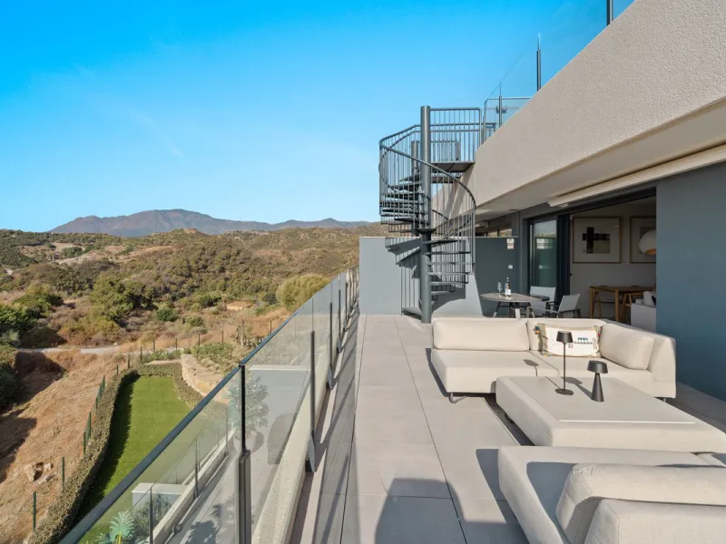 An exclusive penthouse located in the prestigious residential complex Oasis 325 Phase 2 in Estepona (Málaga).