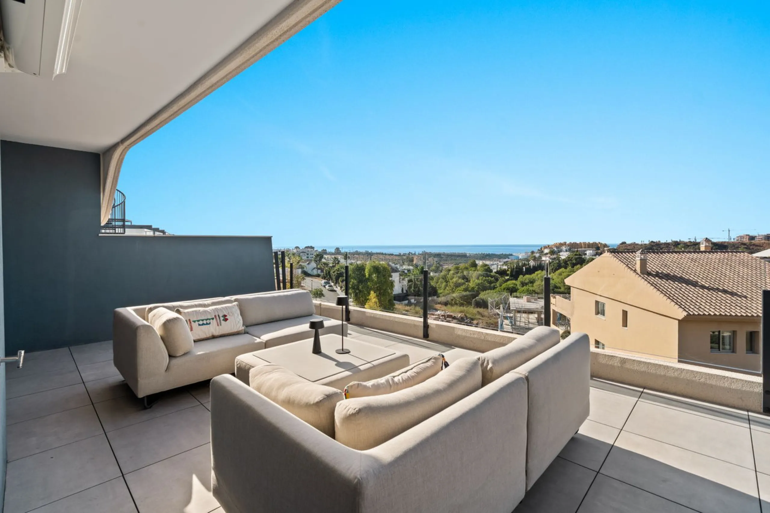 An exclusive penthouse located in the prestigious residential complex Oasis 325 Phase 2 in Estepona (Málaga).