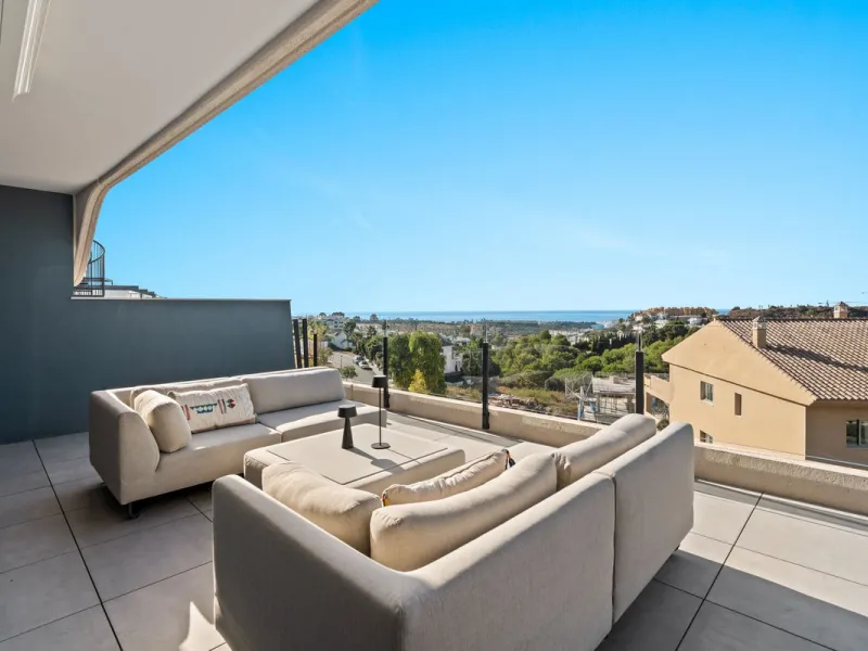 An exclusive penthouse located in the prestigious residential complex Oasis 325 Phase 2 in Estepona (Málaga).