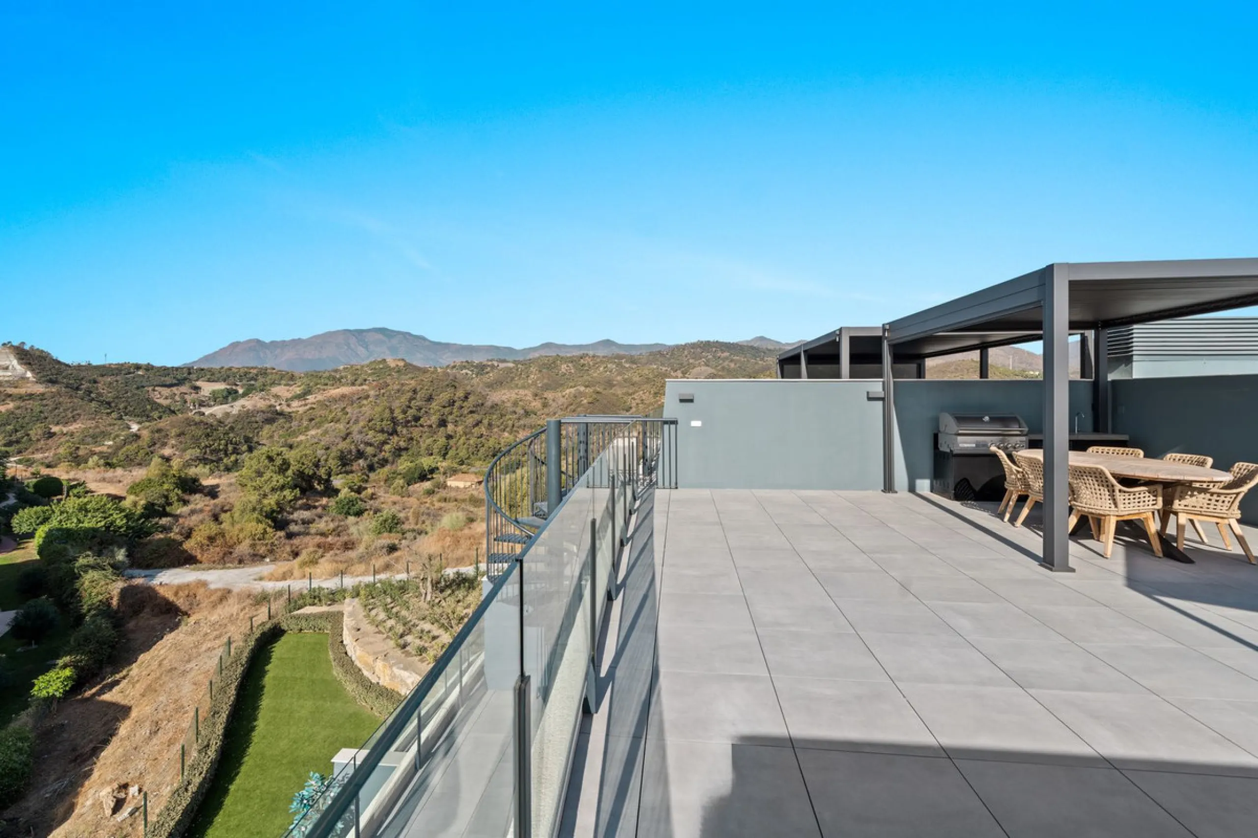 An exclusive penthouse located in the prestigious residential complex Oasis 325 Phase 2 in Estepona (Málaga).