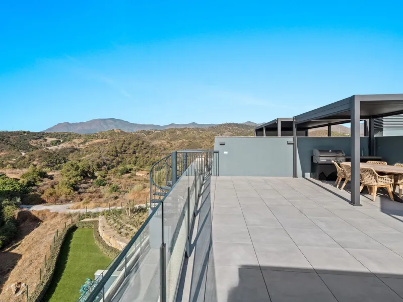 An exclusive penthouse located in the prestigious residential complex Oasis 325 Phase 2 in Estepona (Málaga).