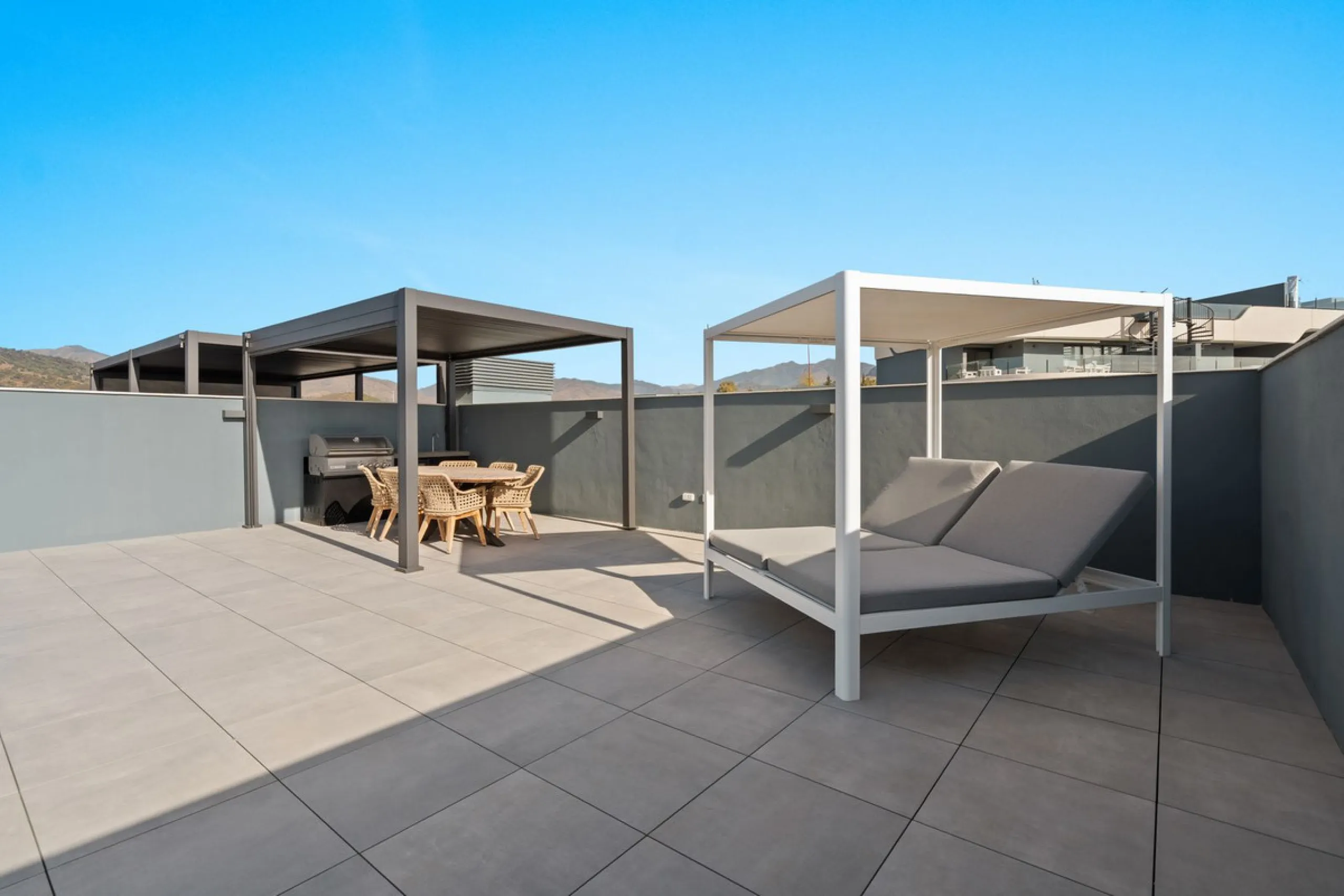 An exclusive penthouse located in the prestigious residential complex Oasis 325 Phase 2 in Estepona (Málaga).