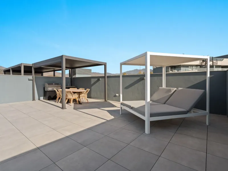 An exclusive penthouse located in the prestigious residential complex Oasis 325 Phase 2 in Estepona (Málaga).