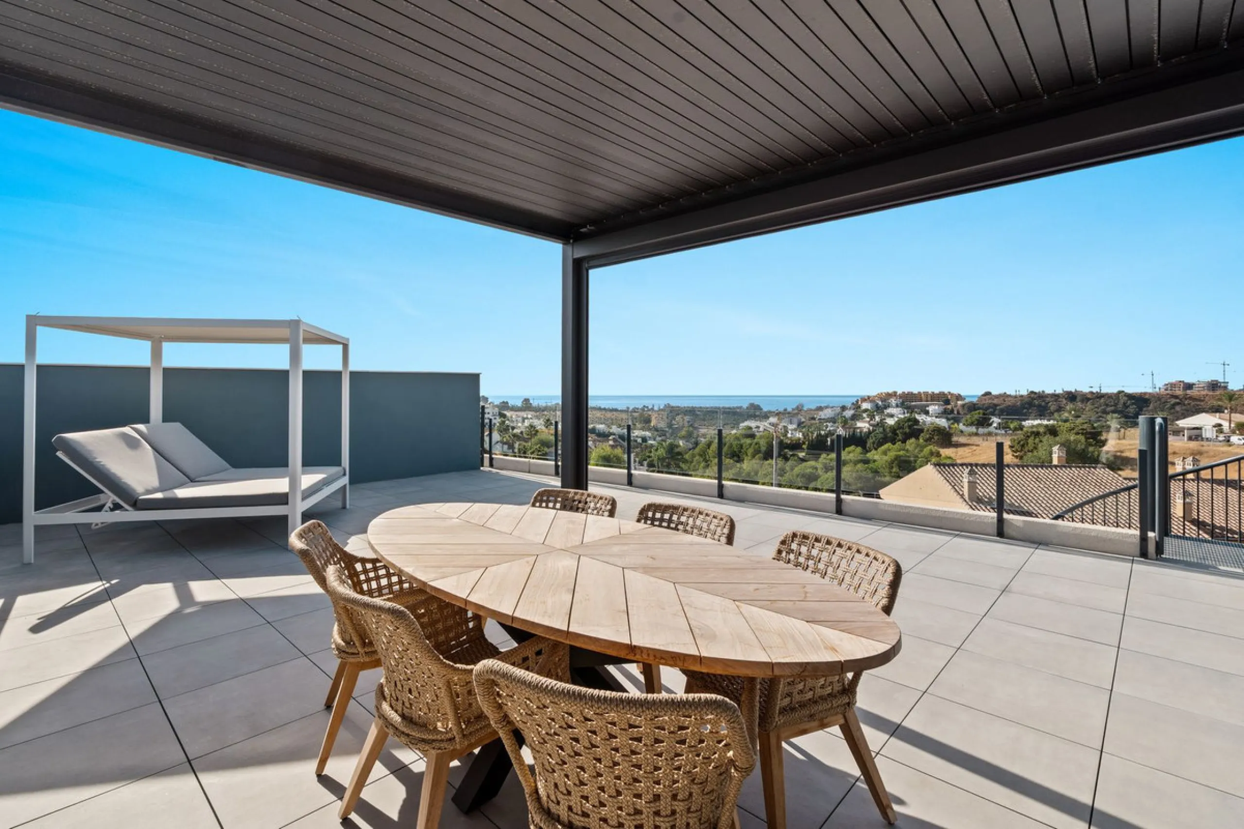 An exclusive penthouse located in the prestigious residential complex Oasis 325 Phase 2 in Estepona (Málaga).