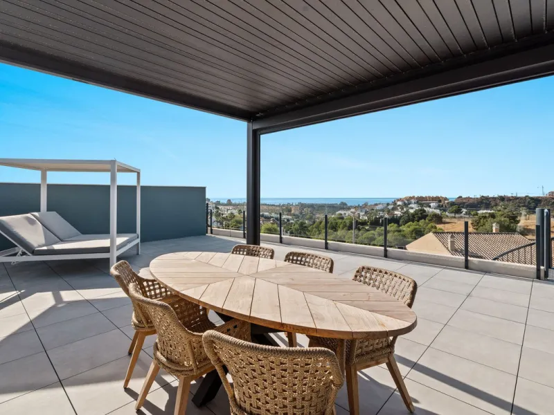 An exclusive penthouse located in the prestigious residential complex Oasis 325 Phase 2 in Estepona (Málaga).