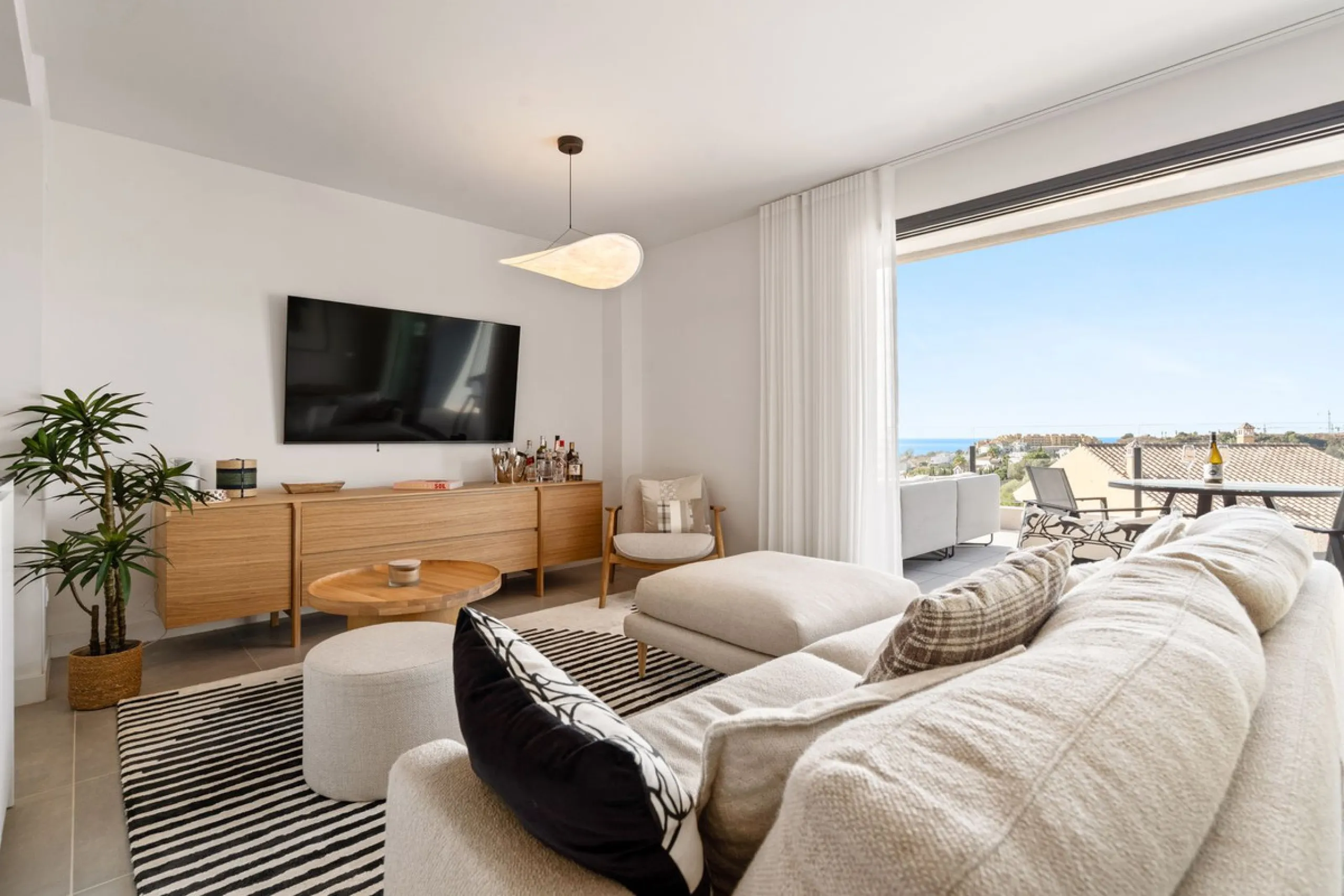 An exclusive penthouse located in the prestigious residential complex Oasis 325 Phase 2 in Estepona (Málaga).