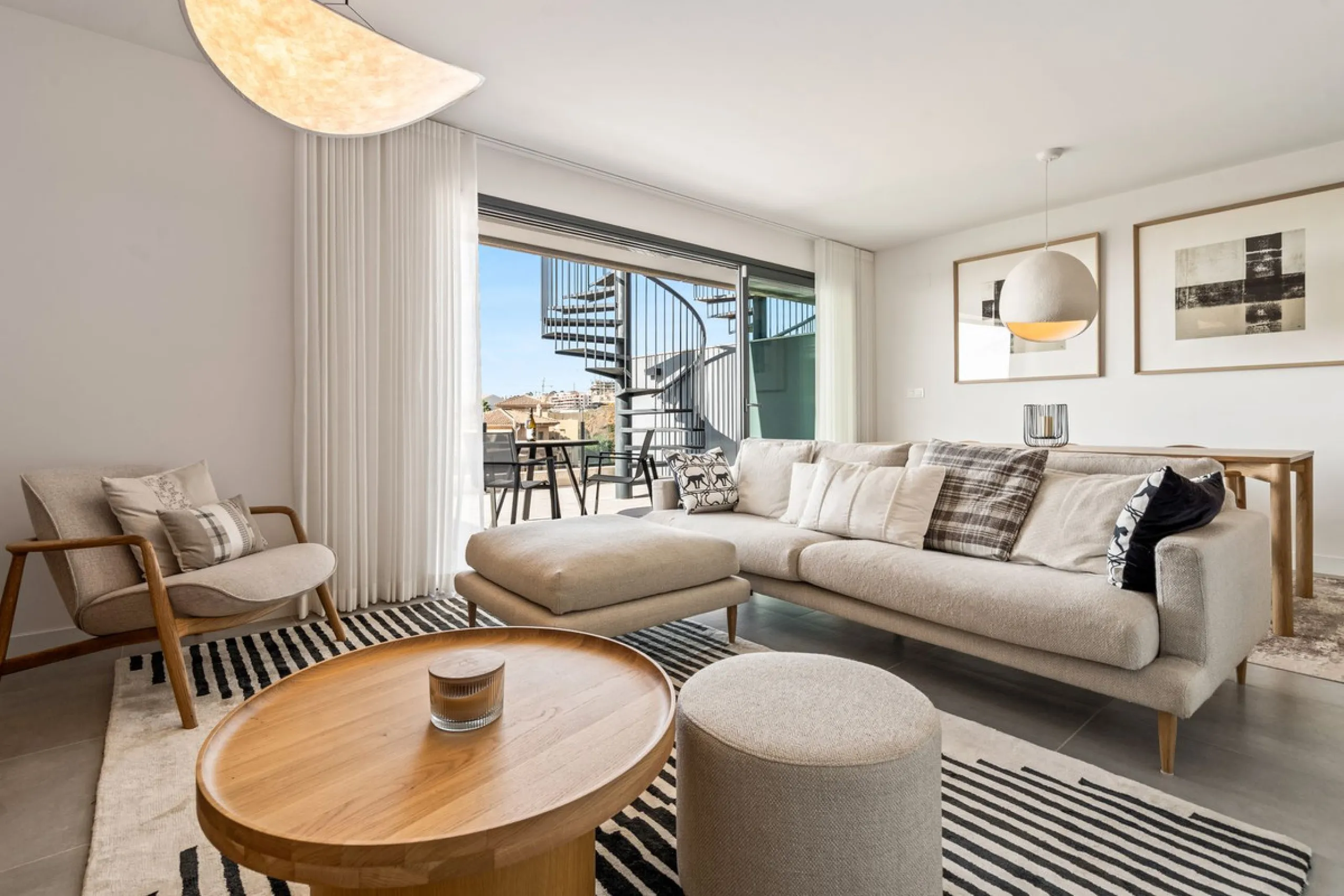 An exclusive penthouse located in the prestigious residential complex Oasis 325 Phase 2 in Estepona (Málaga).