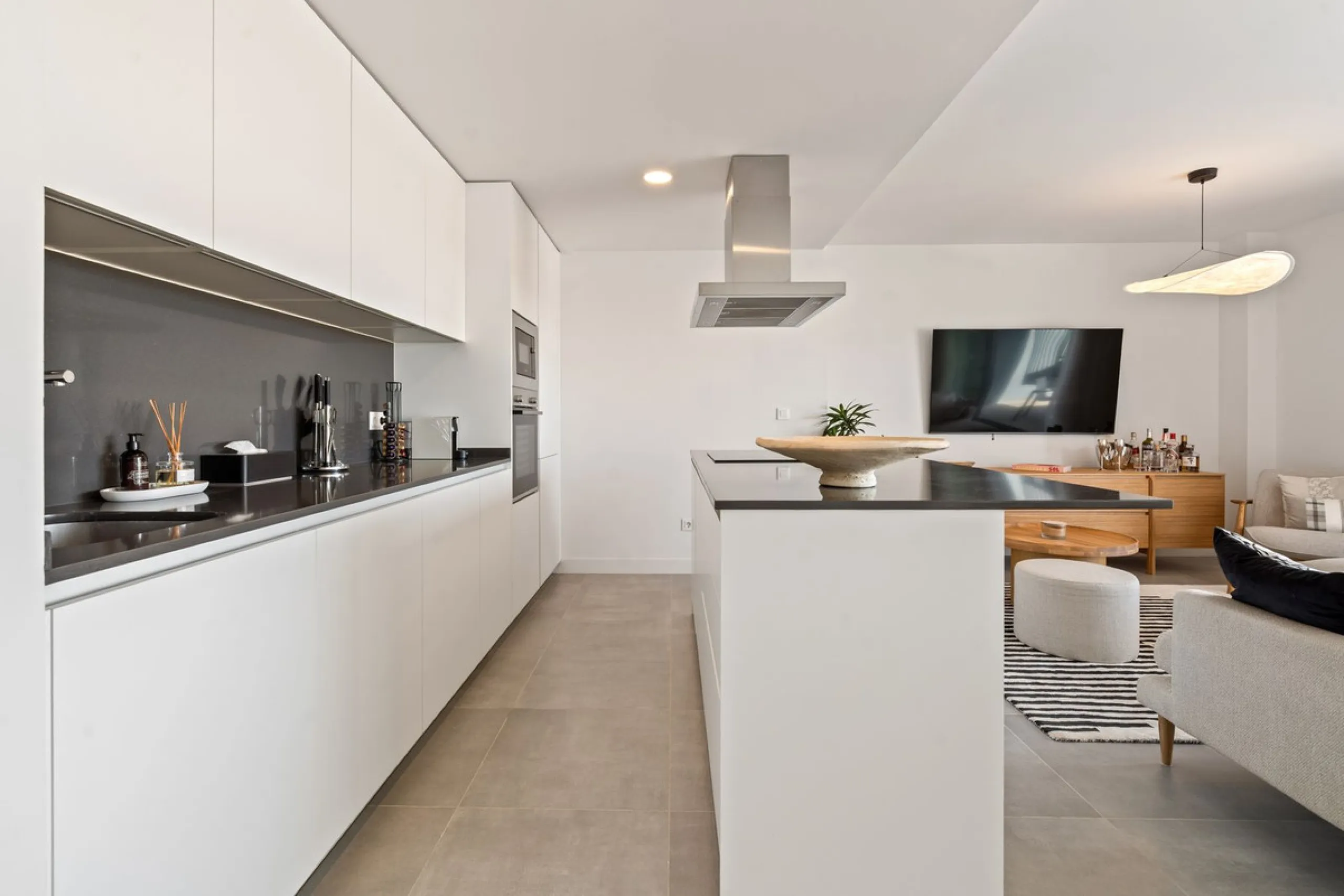 An exclusive penthouse located in the prestigious residential complex Oasis 325 Phase 2 in Estepona (Málaga).