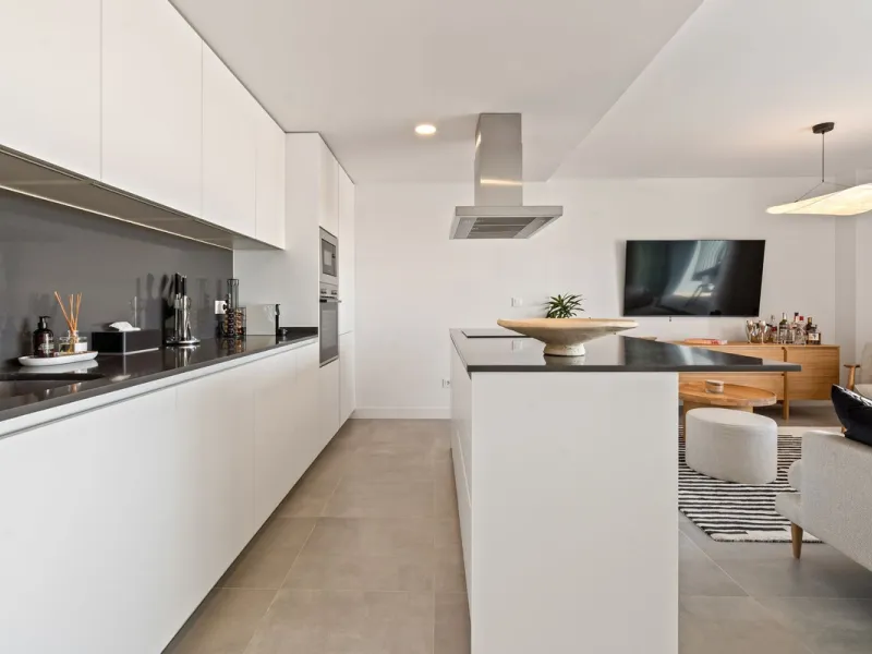 An exclusive penthouse located in the prestigious residential complex Oasis 325 Phase 2 in Estepona (Málaga).
