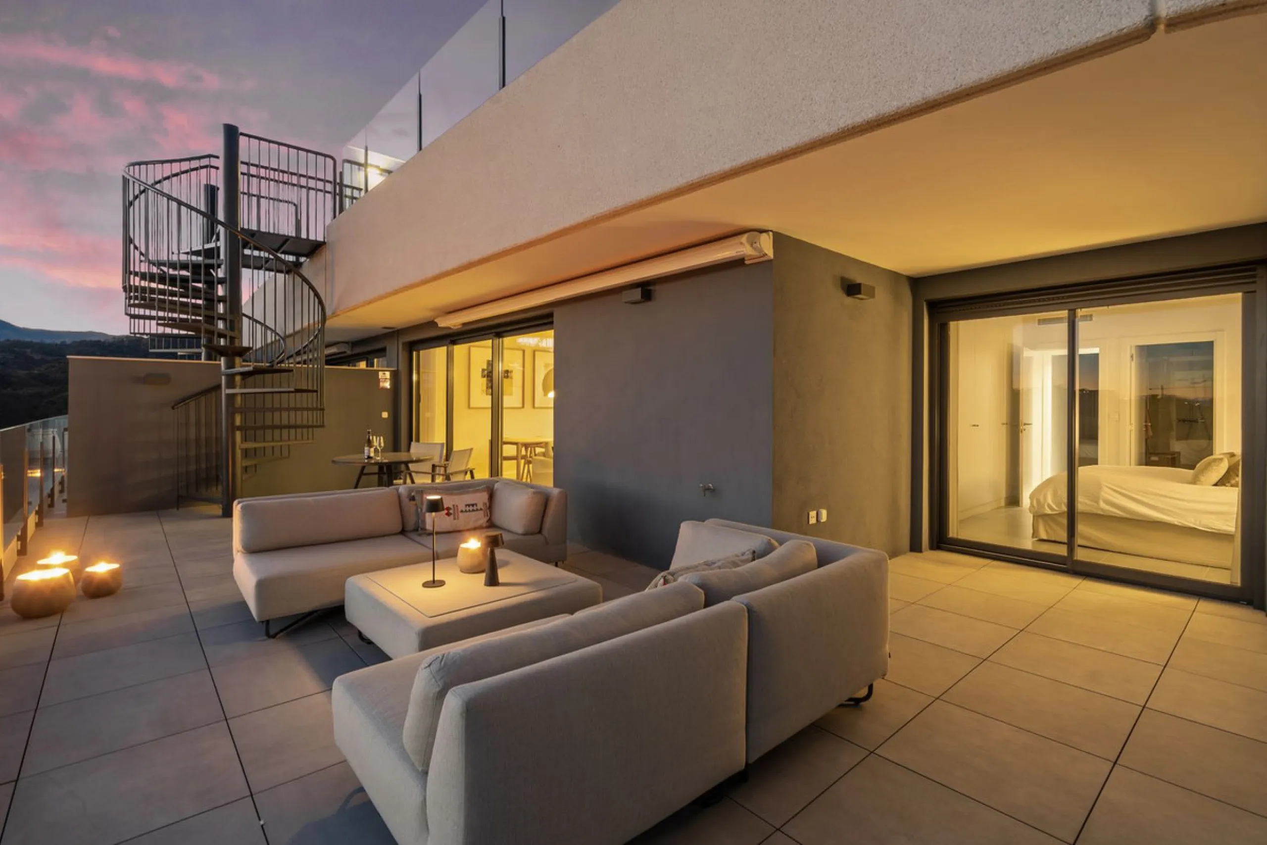 An exclusive penthouse located in the prestigious residential complex Oasis 325 Phase 2 in Estepona (Málaga).