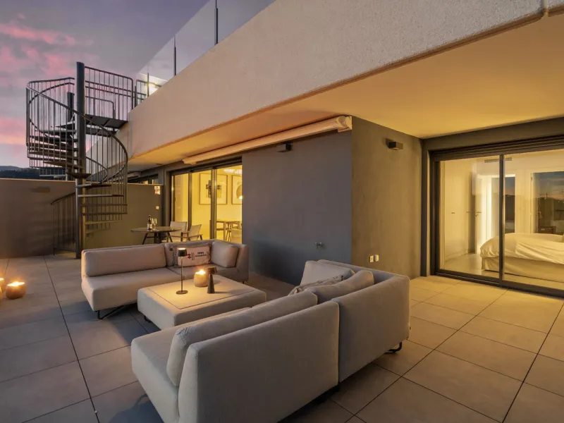 An exclusive penthouse located in the prestigious residential complex Oasis 325 Phase 2 in Estepona (Málaga).