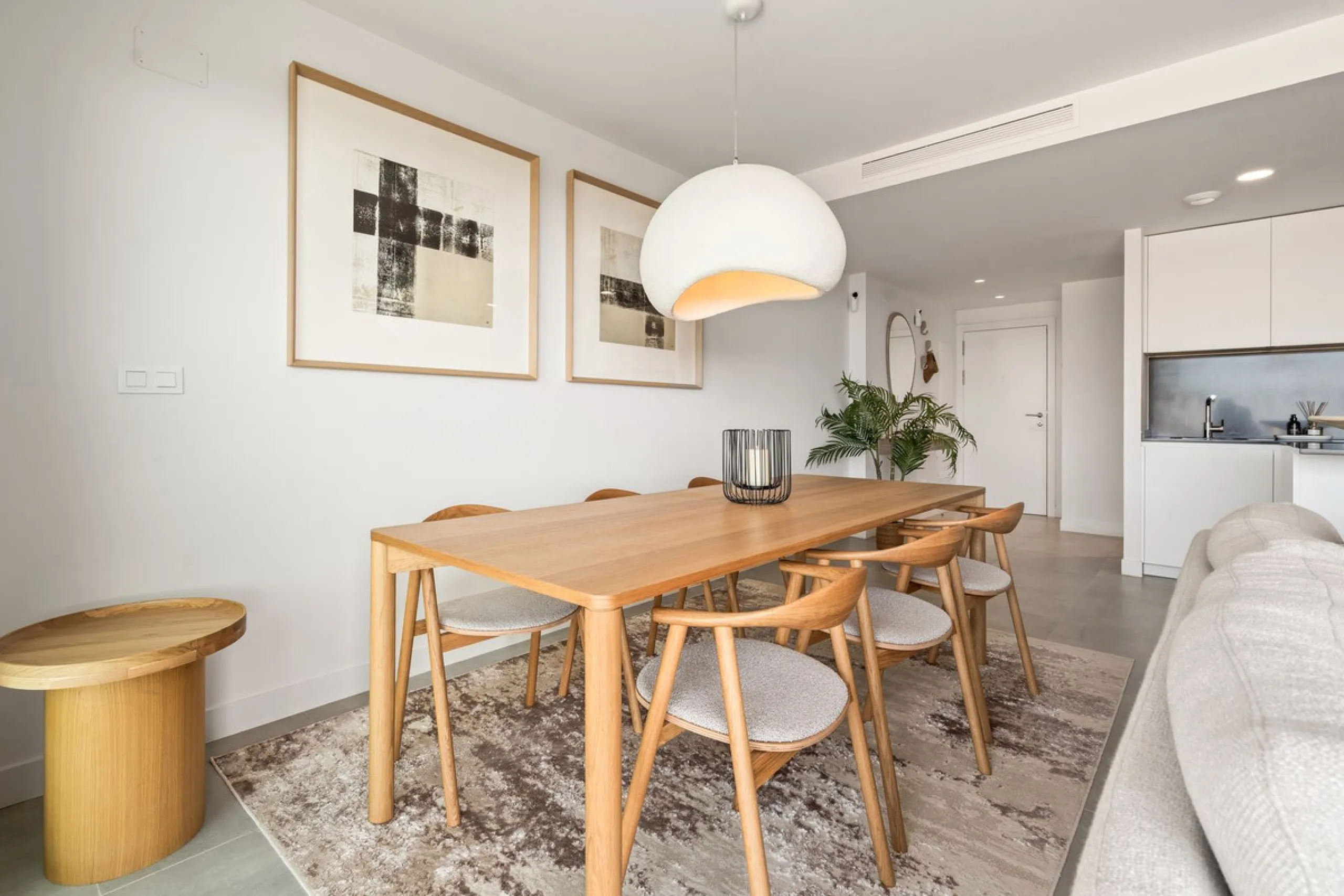 An exclusive penthouse located in the prestigious residential complex Oasis 325 Phase 2 in Estepona (Málaga).