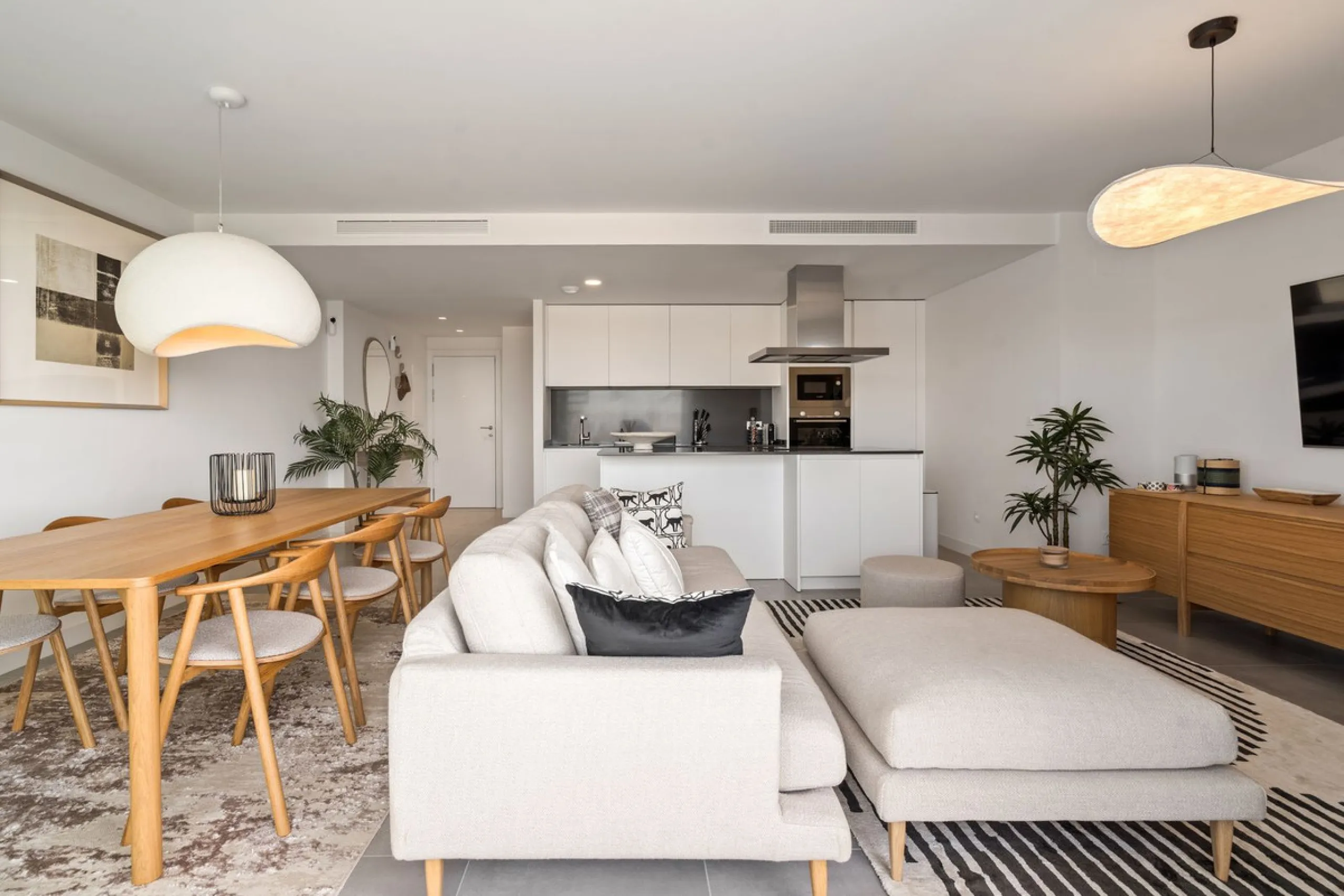 An exclusive penthouse located in the prestigious residential complex Oasis 325 Phase 2 in Estepona (Málaga).