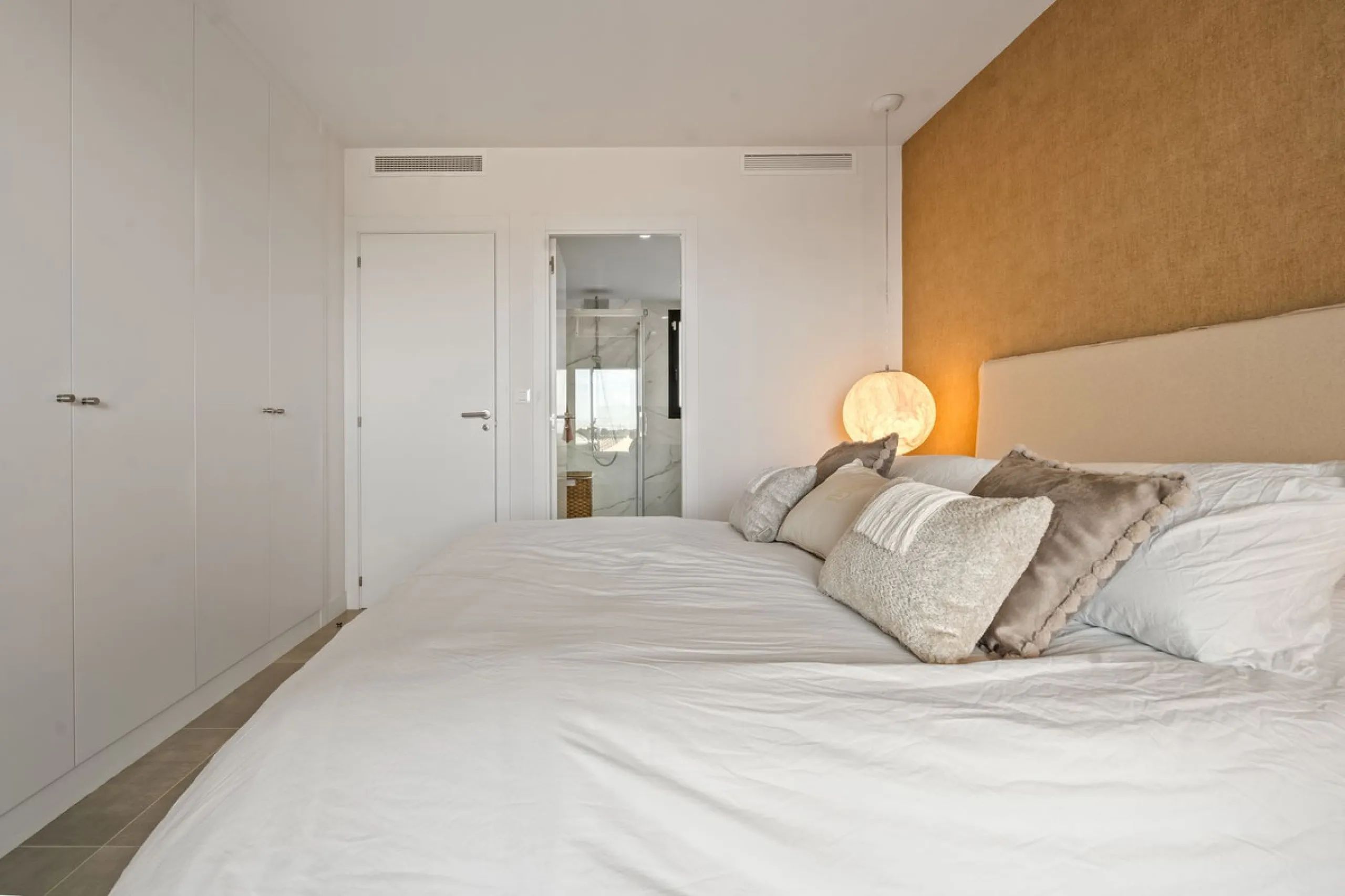 An exclusive penthouse located in the prestigious residential complex Oasis 325 Phase 2 in Estepona (Málaga).