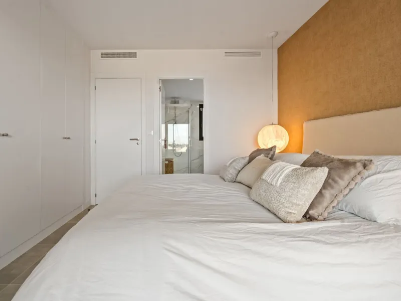 An exclusive penthouse located in the prestigious residential complex Oasis 325 Phase 2 in Estepona (Málaga).