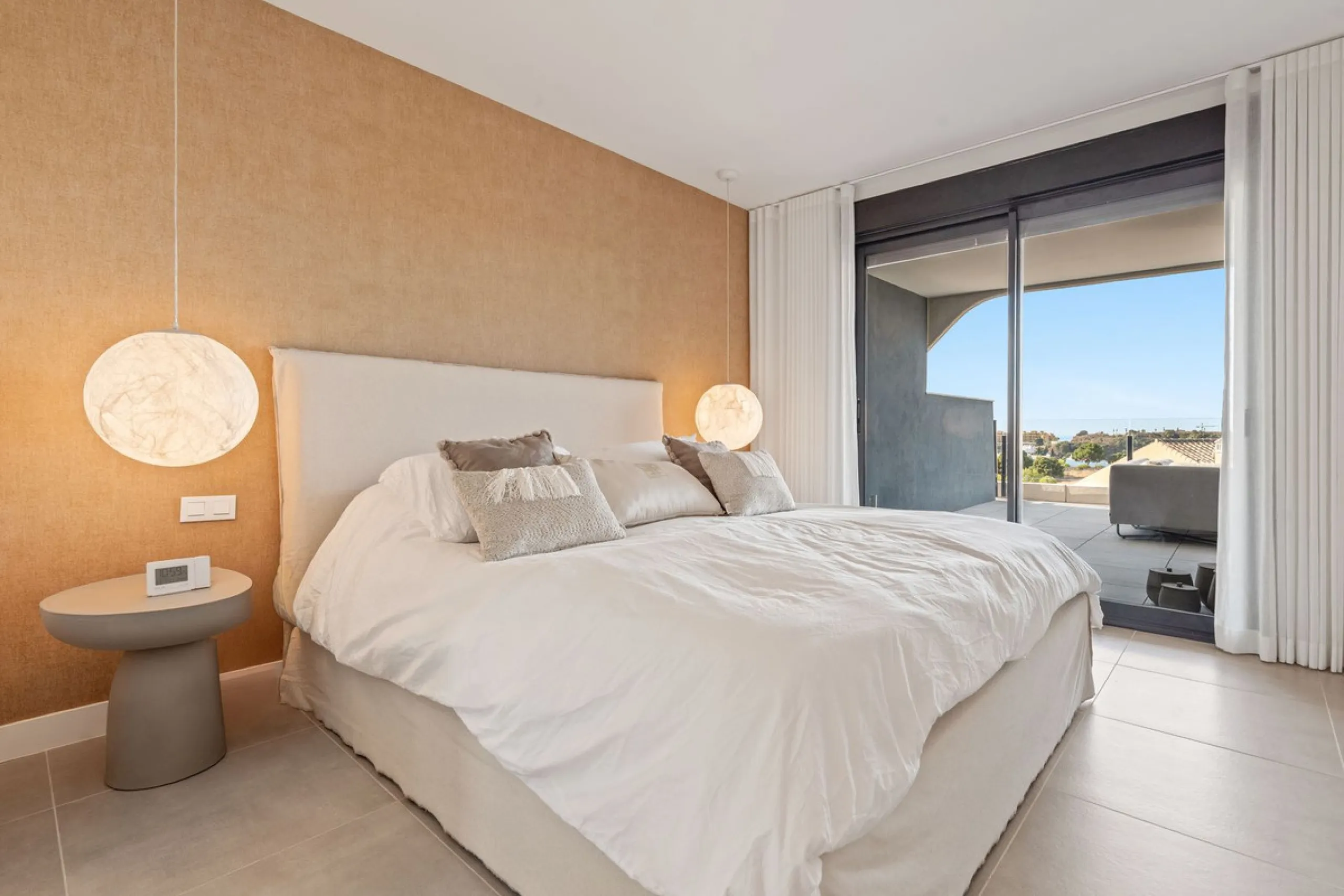 An exclusive penthouse located in the prestigious residential complex Oasis 325 Phase 2 in Estepona (Málaga).