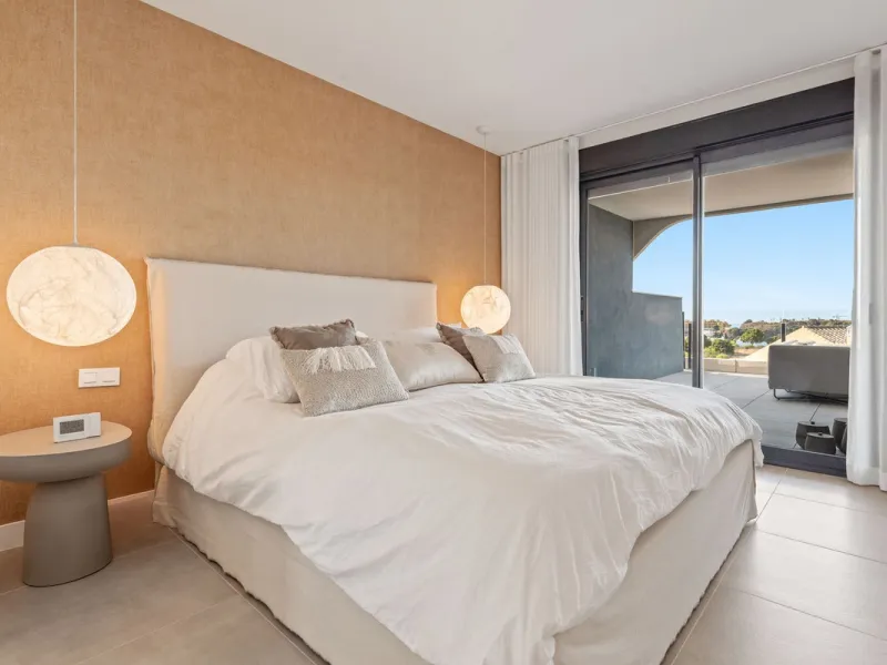An exclusive penthouse located in the prestigious residential complex Oasis 325 Phase 2 in Estepona (Málaga).