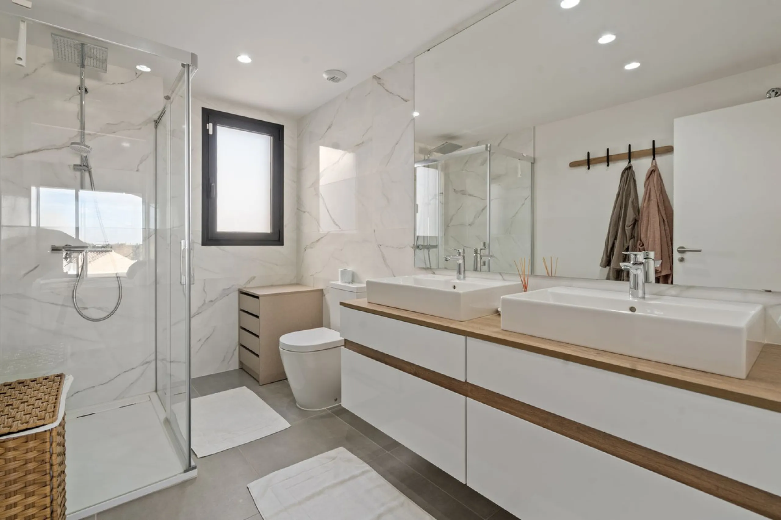 An exclusive penthouse located in the prestigious residential complex Oasis 325 Phase 2 in Estepona (Málaga).