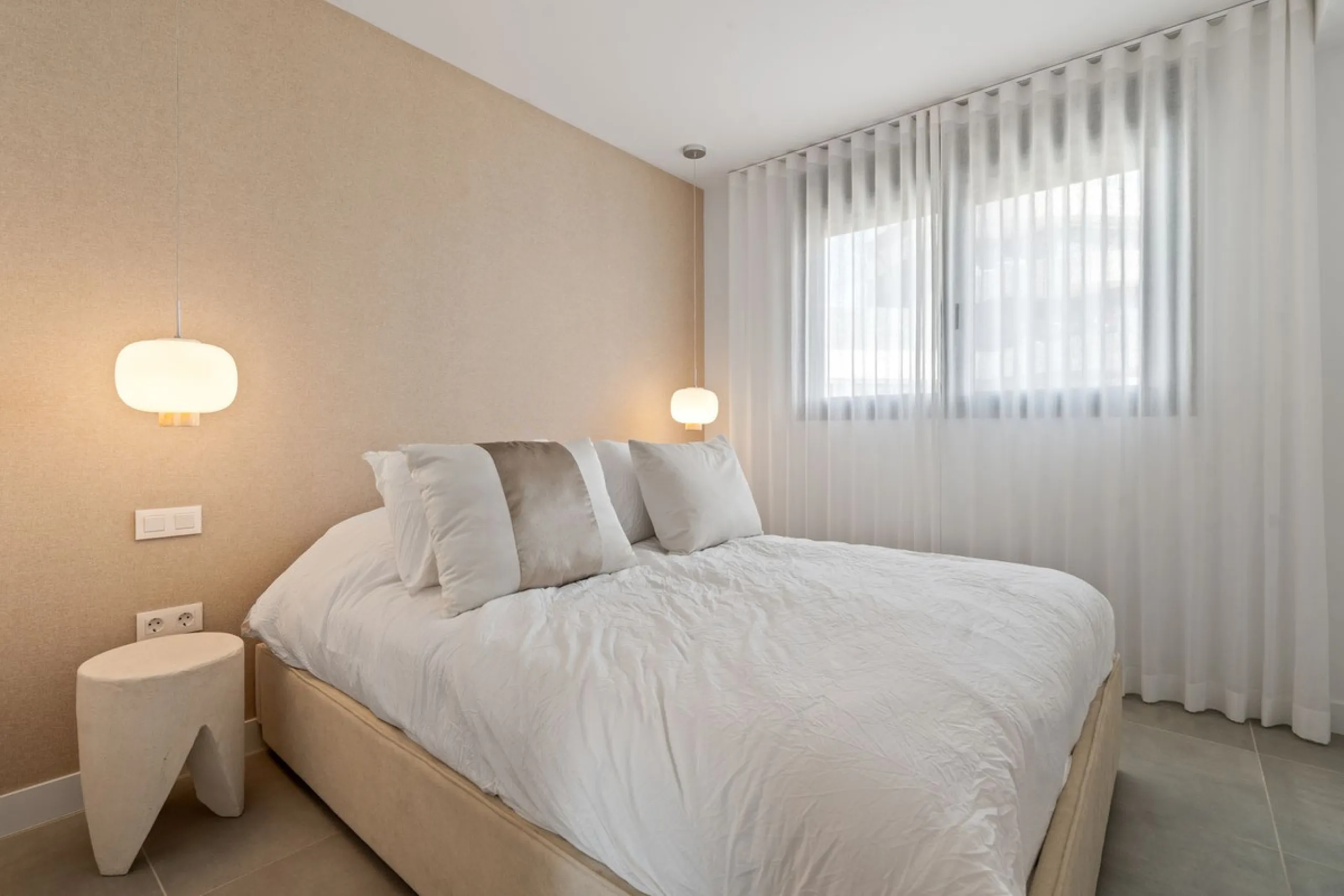An exclusive penthouse located in the prestigious residential complex Oasis 325 Phase 2 in Estepona (Málaga).