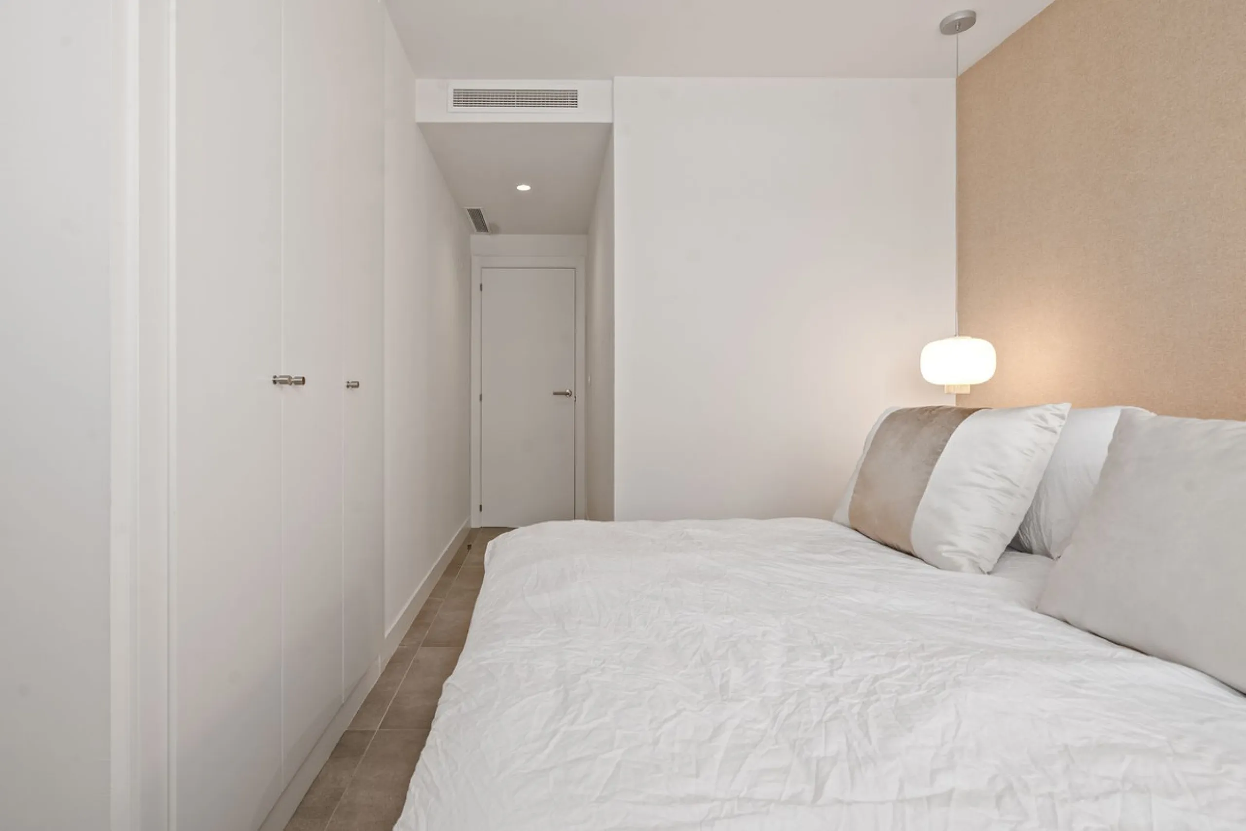 An exclusive penthouse located in the prestigious residential complex Oasis 325 Phase 2 in Estepona (Málaga).