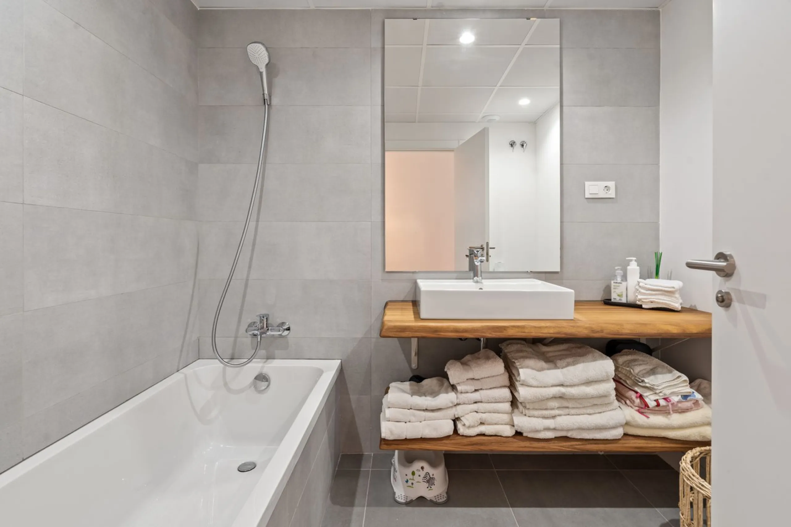 An exclusive penthouse located in the prestigious residential complex Oasis 325 Phase 2 in Estepona (Málaga).