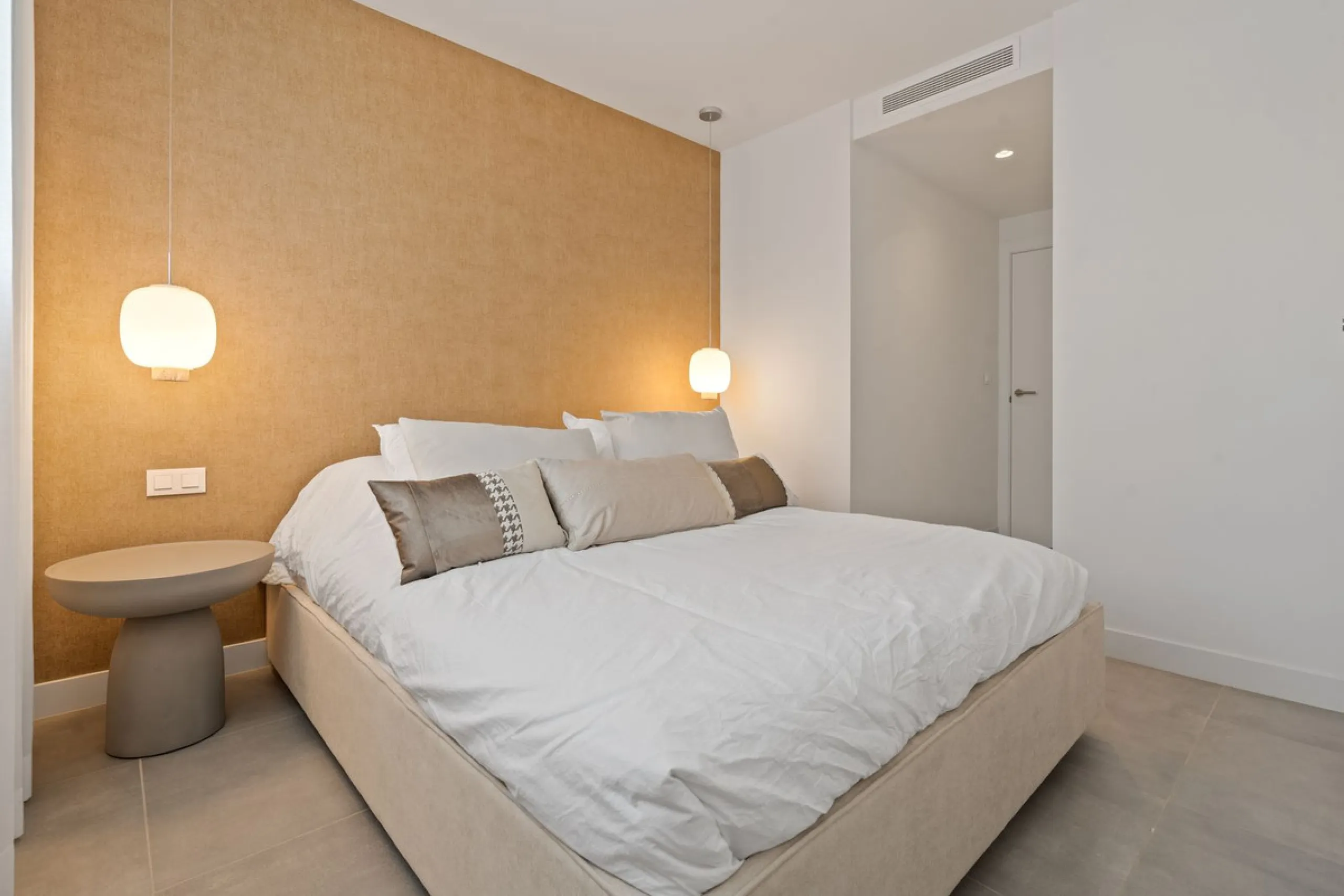 An exclusive penthouse located in the prestigious residential complex Oasis 325 Phase 2 in Estepona (Málaga).