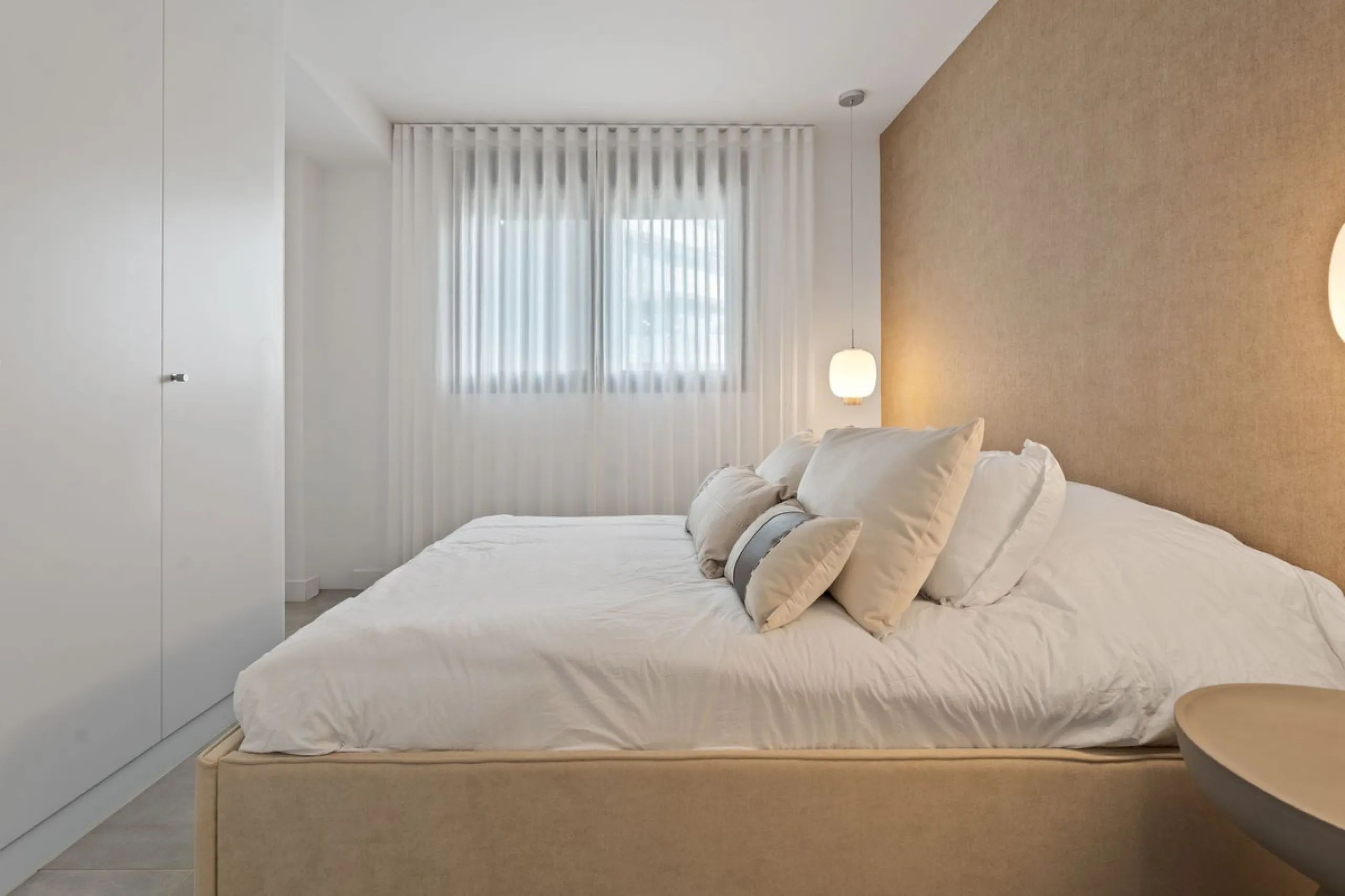 An exclusive penthouse located in the prestigious residential complex Oasis 325 Phase 2 in Estepona (Málaga).