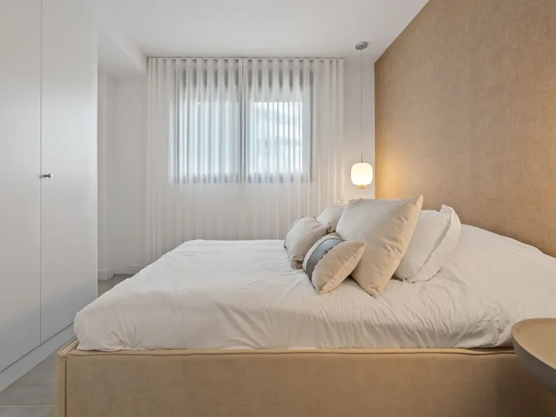 An exclusive penthouse located in the prestigious residential complex Oasis 325 Phase 2 in Estepona (Málaga).