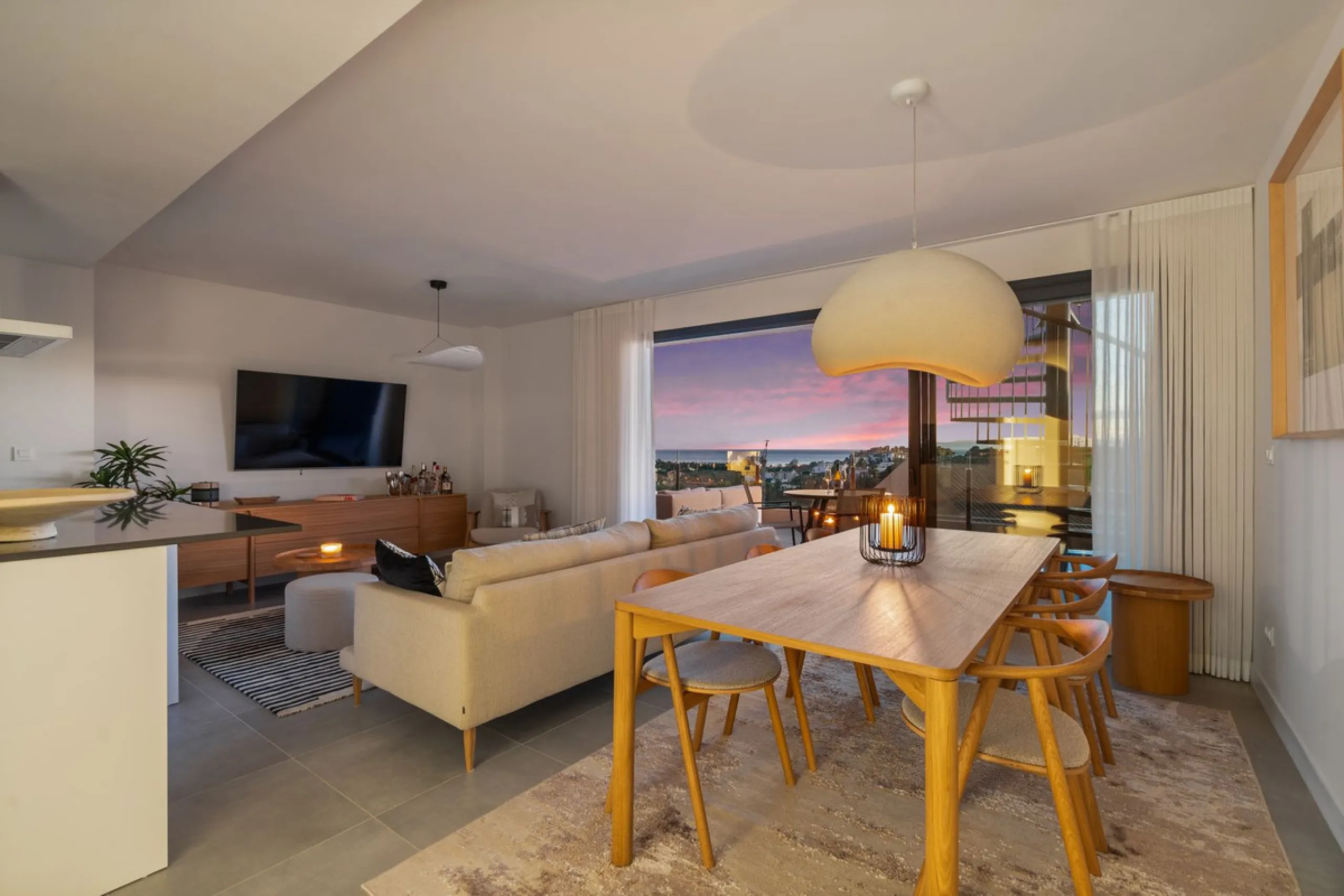 An exclusive penthouse located in the prestigious residential complex Oasis 325 Phase 2 in Estepona (Málaga).