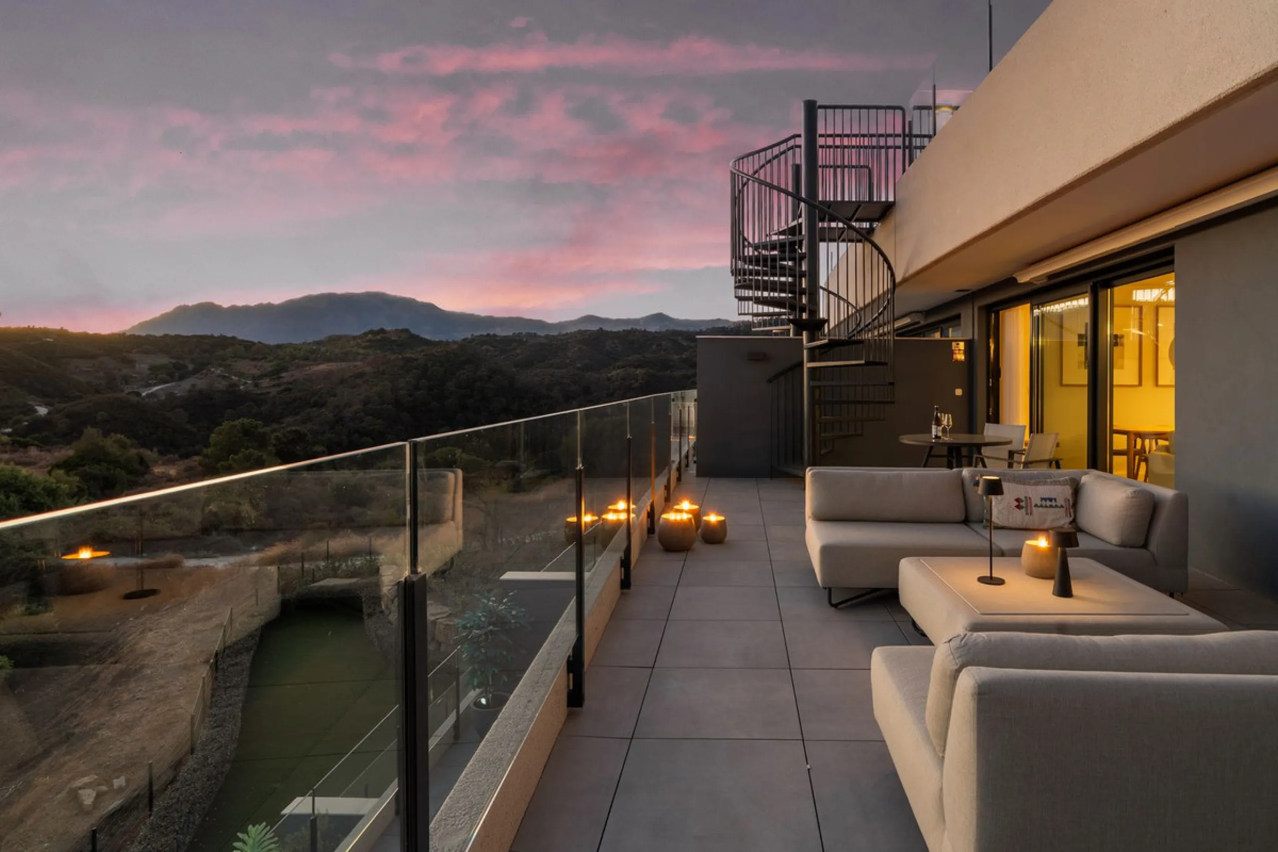 An exclusive penthouse located in the prestigious residential complex Oasis 325 Phase 2 in Estepona (Málaga).