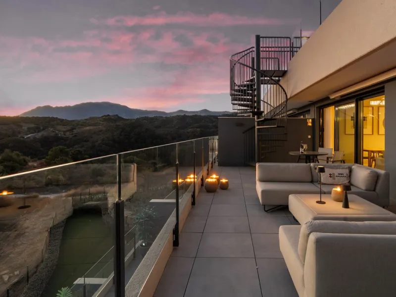 An exclusive penthouse located in the prestigious residential complex Oasis 325 Phase 2 in Estepona (Málaga).