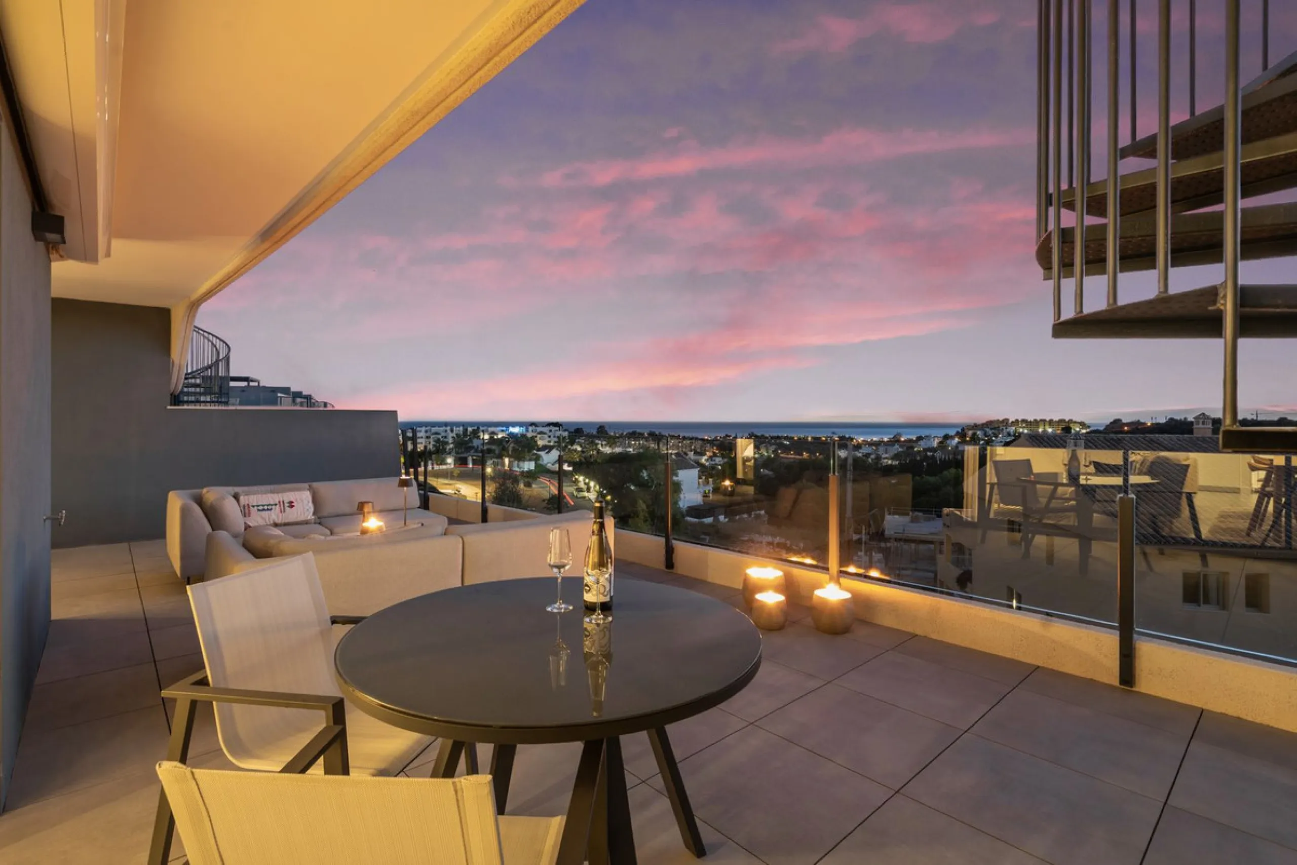 An exclusive penthouse located in the prestigious residential complex Oasis 325 Phase 2 in Estepona (Málaga).
