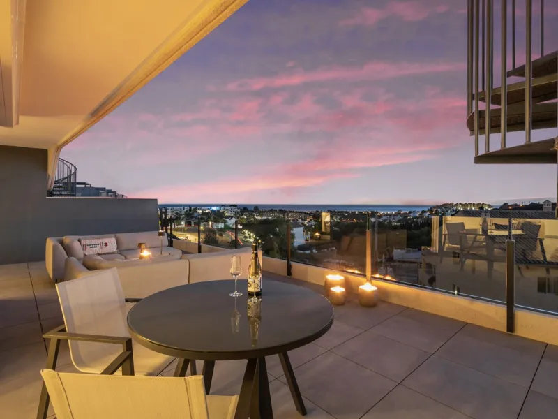 An exclusive penthouse located in the prestigious residential complex Oasis 325 Phase 2 in Estepona (Málaga).