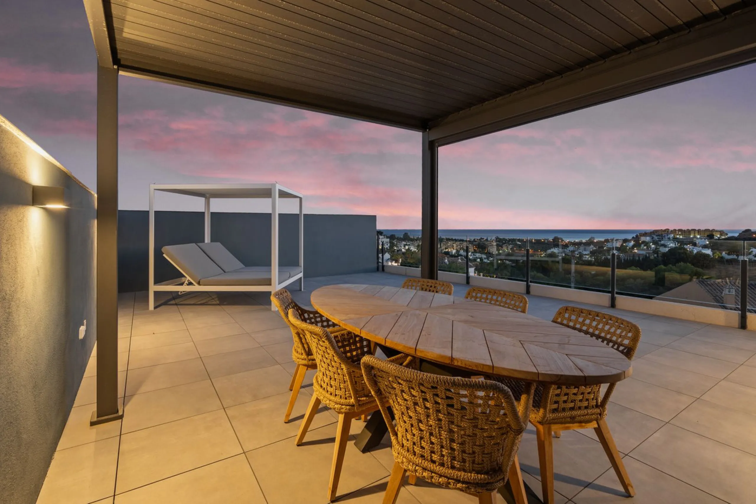 An exclusive penthouse located in the prestigious residential complex Oasis 325 Phase 2 in Estepona (Málaga).