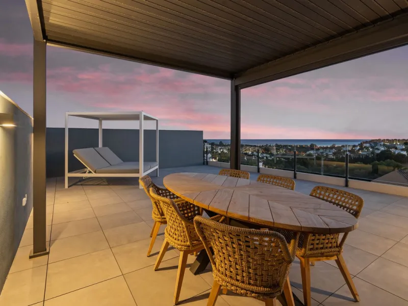 An exclusive penthouse located in the prestigious residential complex Oasis 325 Phase 2 in Estepona (Málaga).