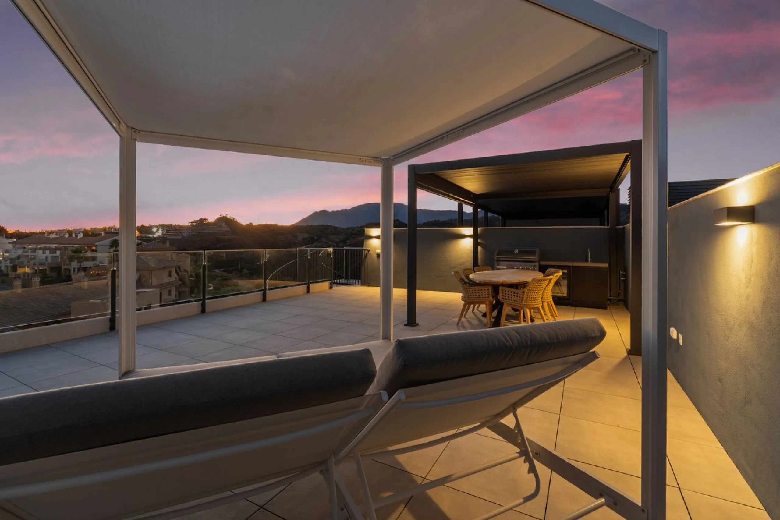 An exclusive penthouse located in the prestigious residential complex Oasis 325 Phase 2 in Estepona (Málaga).