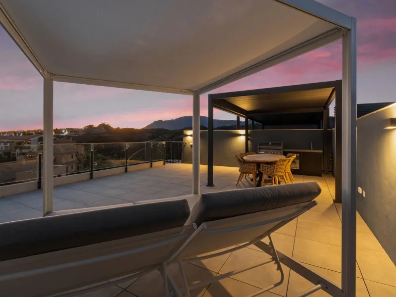An exclusive penthouse located in the prestigious residential complex Oasis 325 Phase 2 in Estepona (Málaga).