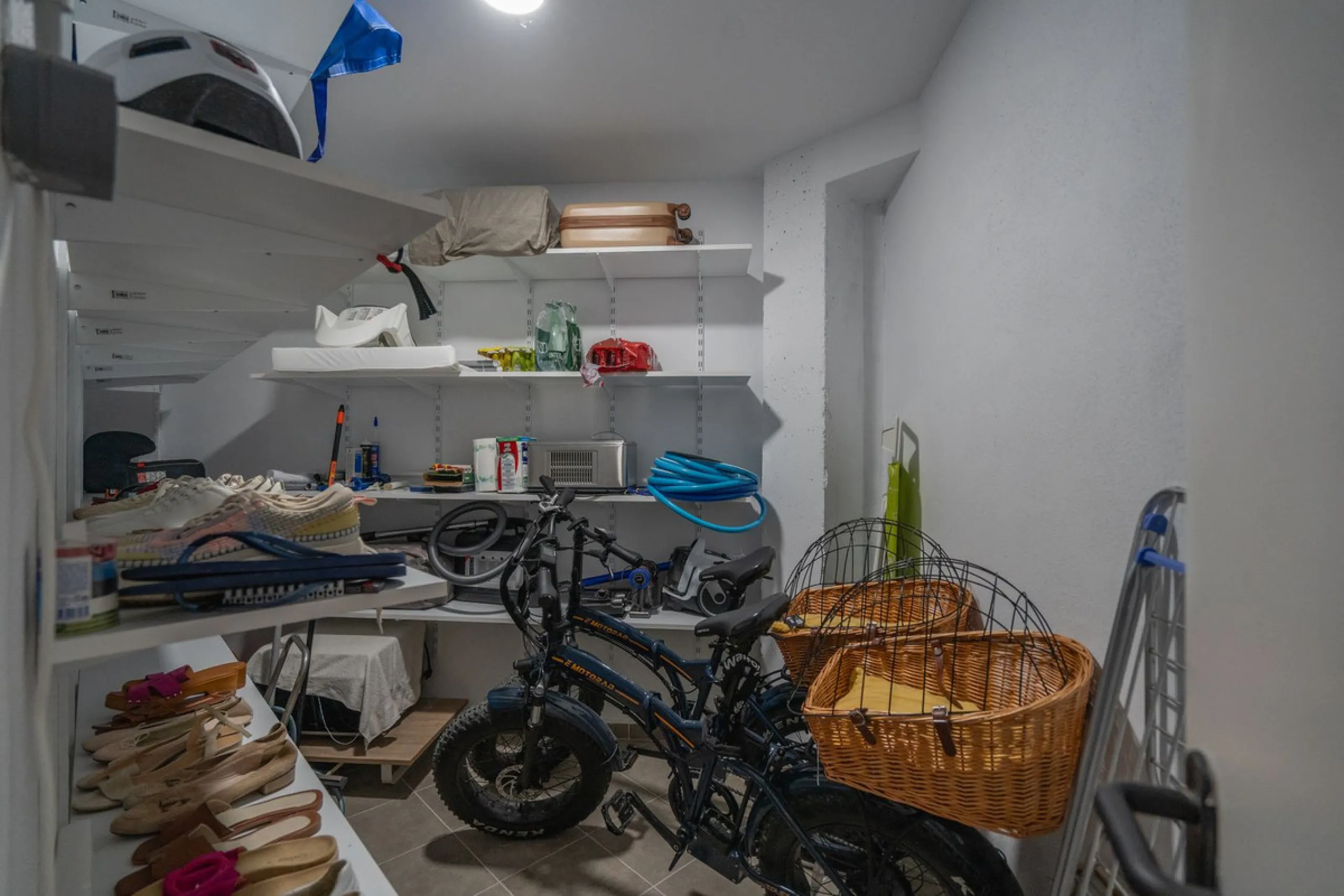 An exclusive penthouse located in the prestigious residential complex Oasis 325 Phase 2 in Estepona (Málaga).