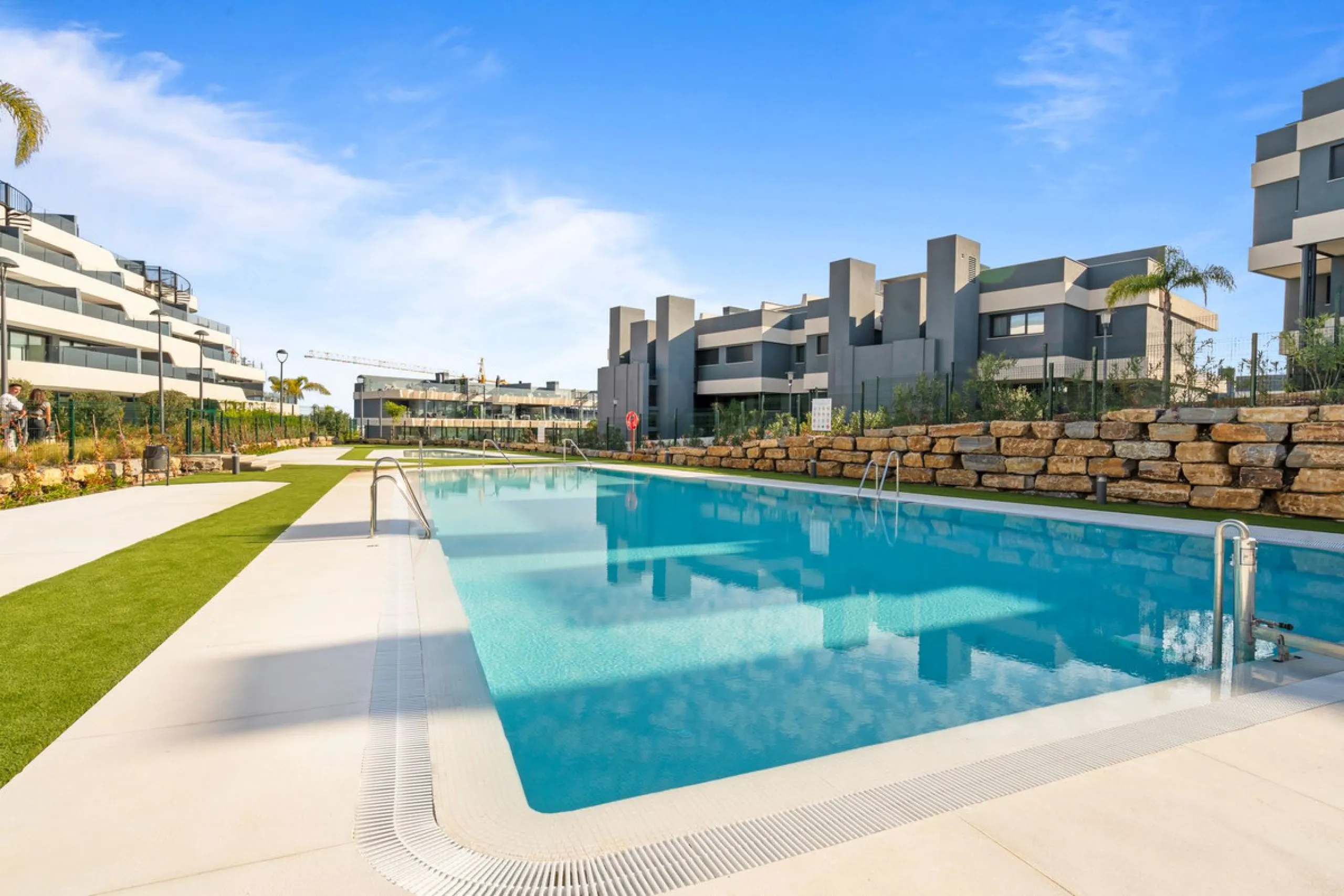 An exclusive penthouse located in the prestigious residential complex Oasis 325 Phase 2 in Estepona (Málaga).