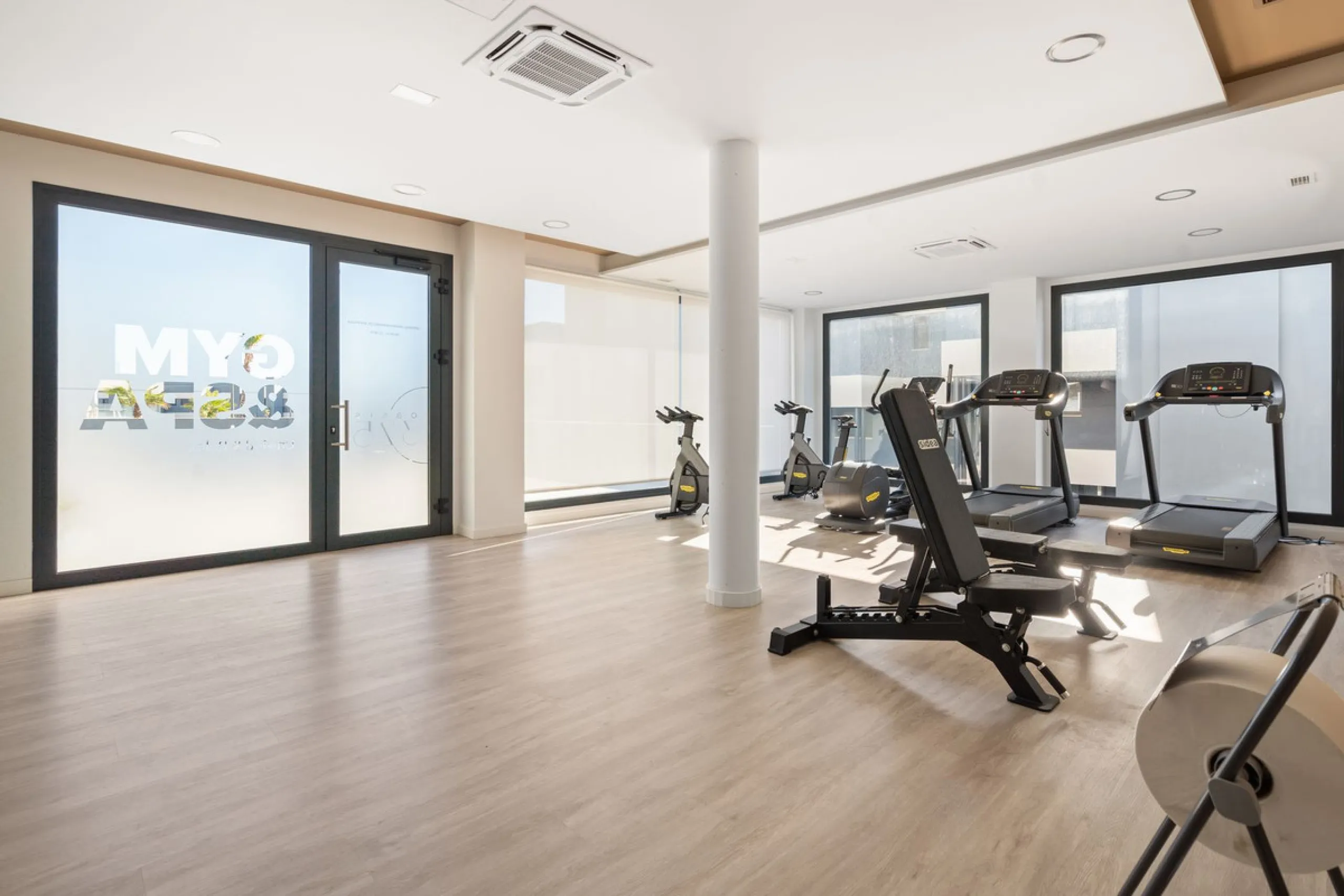 An exclusive penthouse located in the prestigious residential complex Oasis 325 Phase 2 in Estepona (Málaga).