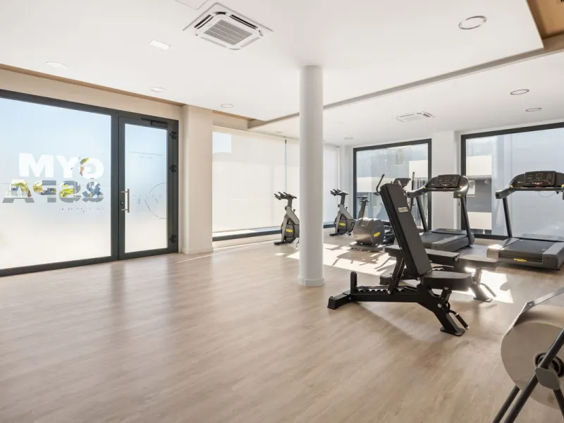 An exclusive penthouse located in the prestigious residential complex Oasis 325 Phase 2 in Estepona (Málaga).