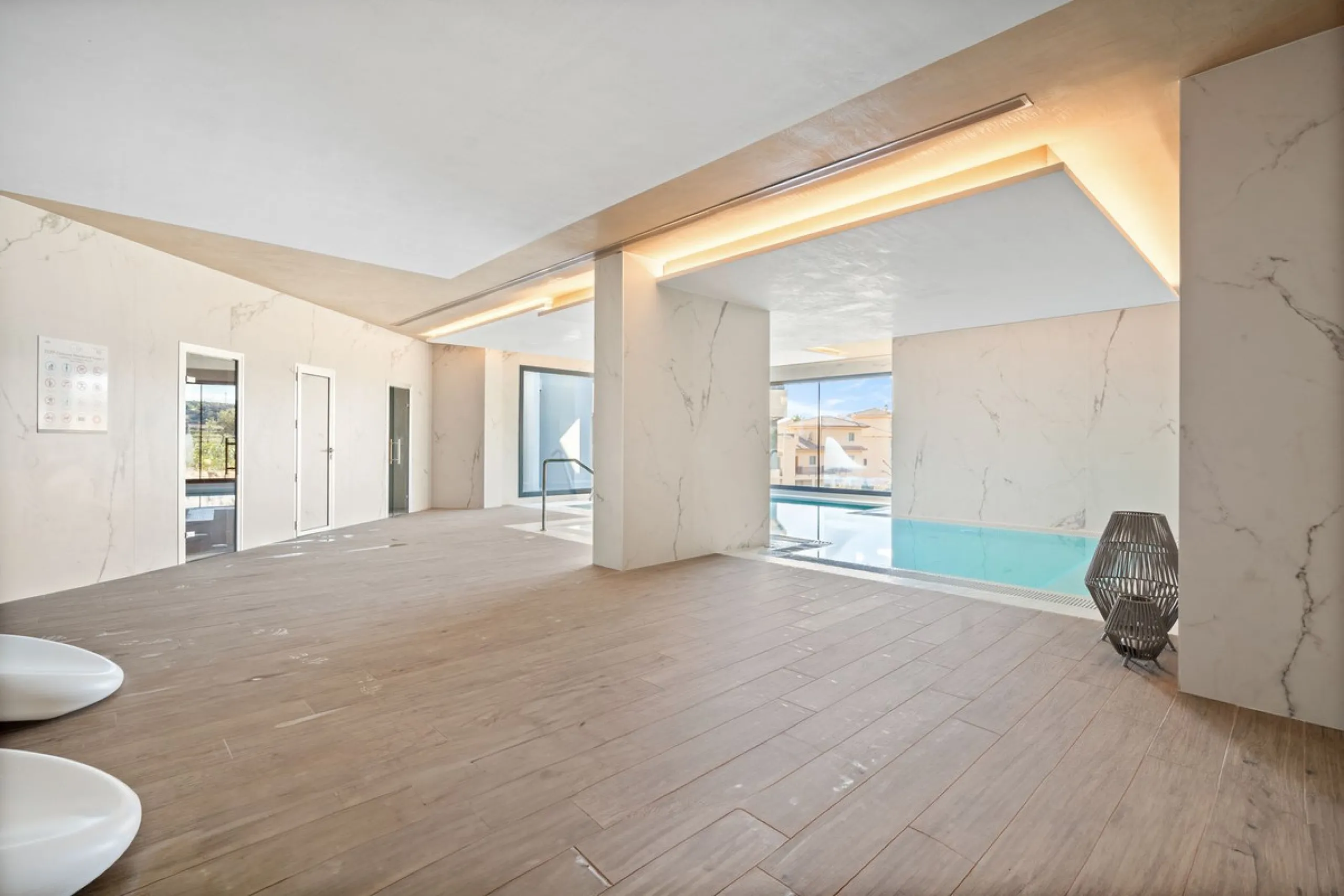An exclusive penthouse located in the prestigious residential complex Oasis 325 Phase 2 in Estepona (Málaga).