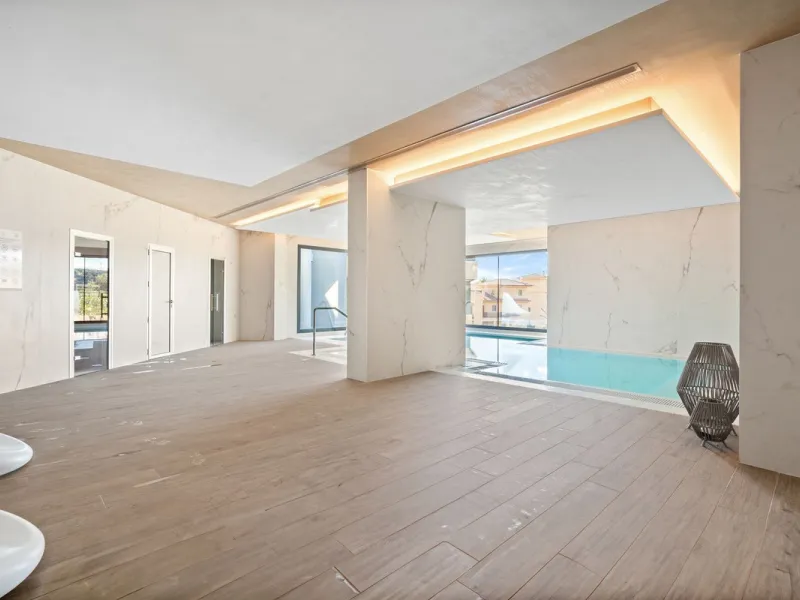 An exclusive penthouse located in the prestigious residential complex Oasis 325 Phase 2 in Estepona (Málaga).