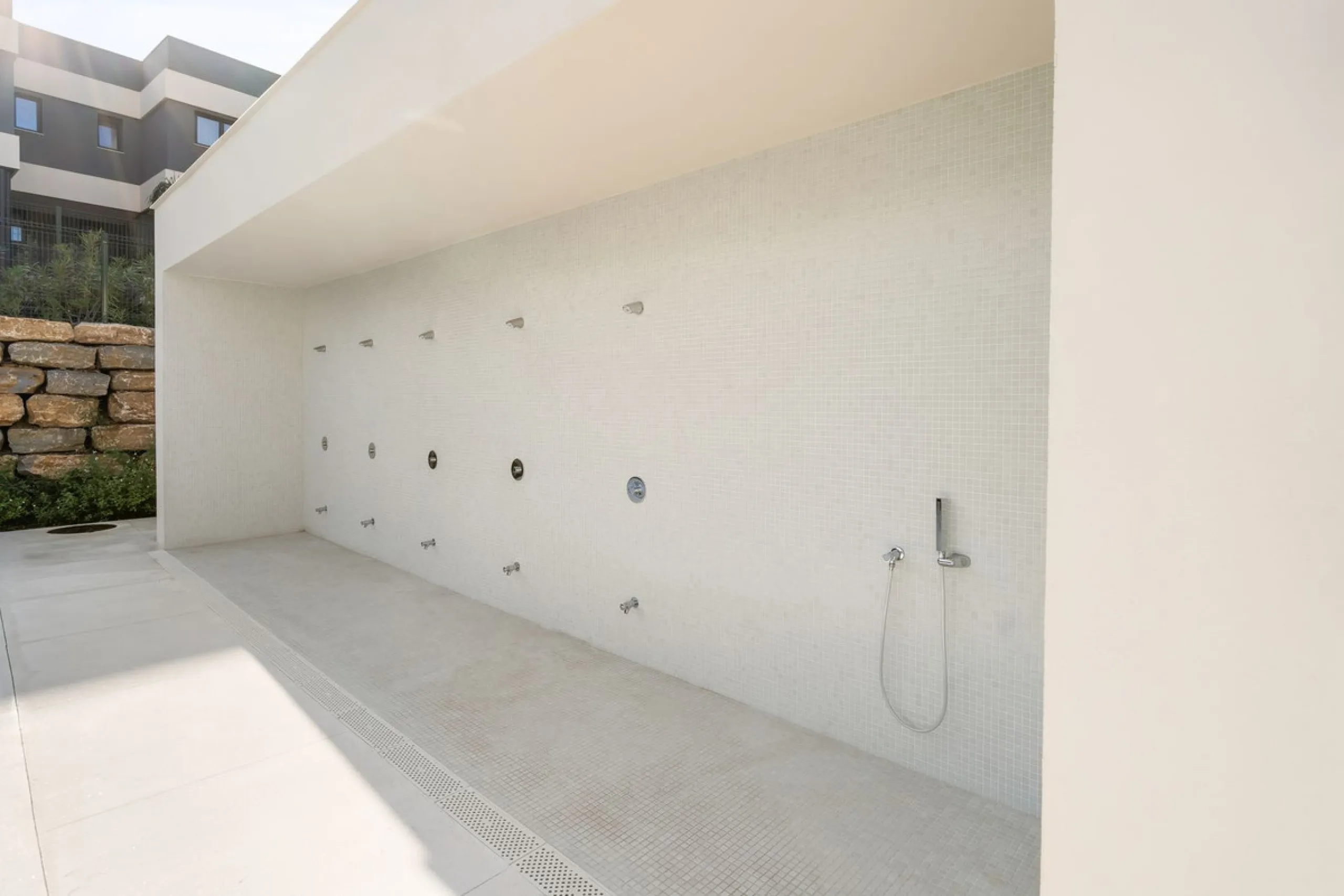 An exclusive penthouse located in the prestigious residential complex Oasis 325 Phase 2 in Estepona (Málaga).