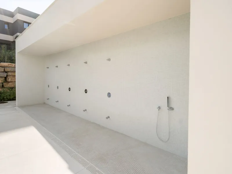 An exclusive penthouse located in the prestigious residential complex Oasis 325 Phase 2 in Estepona (Málaga).