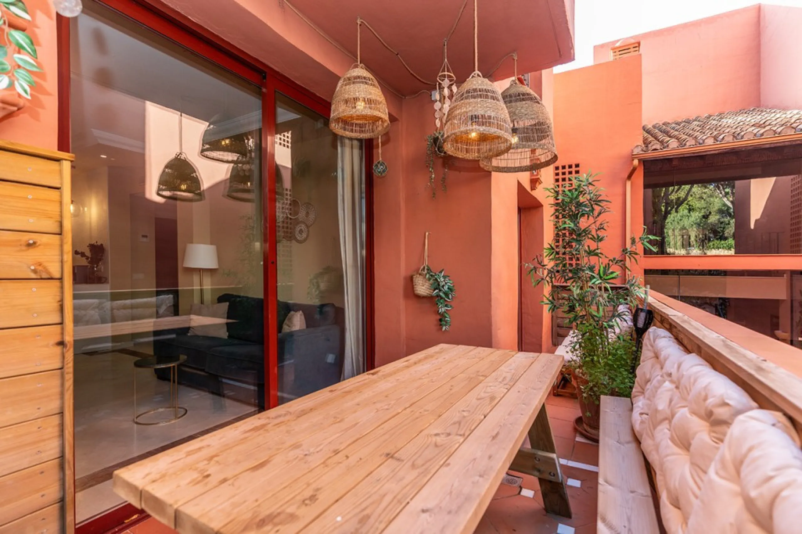 Apartment in Elviria walking distance to the beach in East Marbella offering three bedrooms, two bathrooms, one of them en-suite, a living room with fully equipped open plan kitchen and access to the terrace. The apartment offers AC hot and cold, marble f