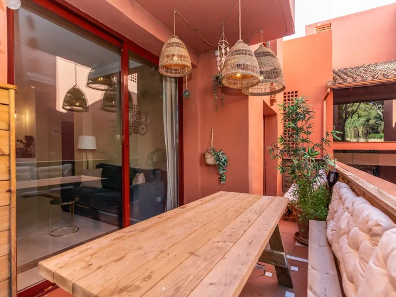Apartment in Elviria walking distance to the beach in East Marbella offering three bedrooms, two bathrooms, one of them en-suite, a living room with fully equipped open plan kitchen and access to the terrace. The apartment offers AC hot and cold, marble f