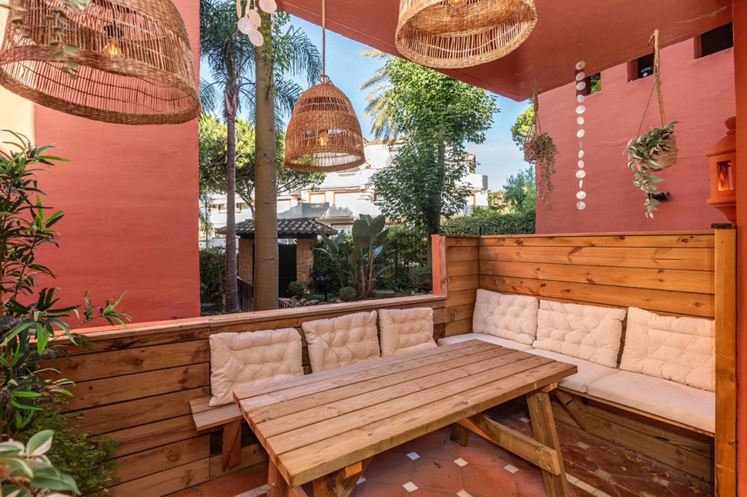 Apartment in Elviria walking distance to the beach in East Marbella offering three bedrooms, two bathrooms, one of them en-suite, a living room with fully equipped open plan kitchen and access to the terrace. The apartment offers AC hot and cold, marble f