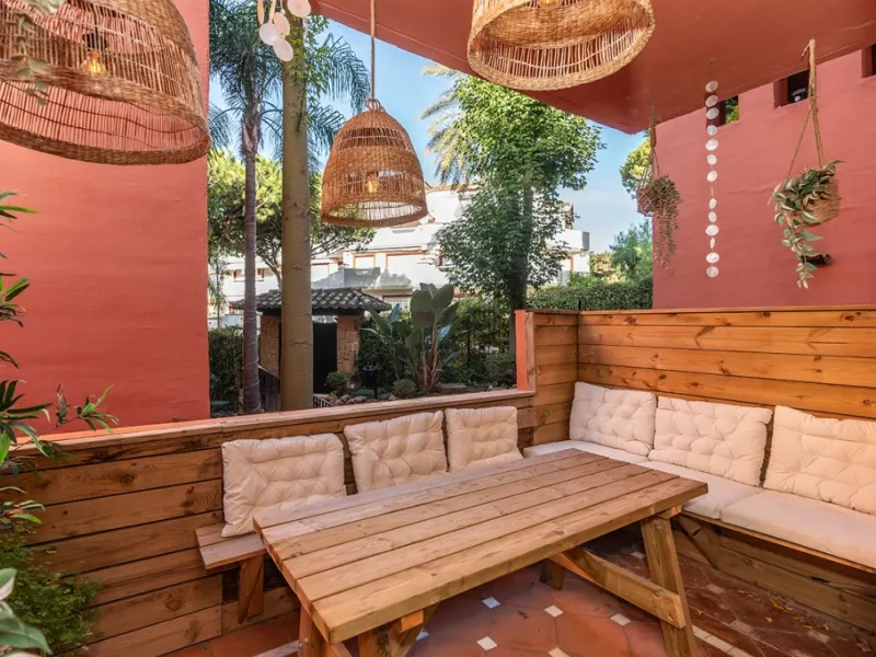 Apartment in Elviria walking distance to the beach in East Marbella offering three bedrooms, two bathrooms, one of them en-suite, a living room with fully equipped open plan kitchen and access to the terrace. The apartment offers AC hot and cold, marble f