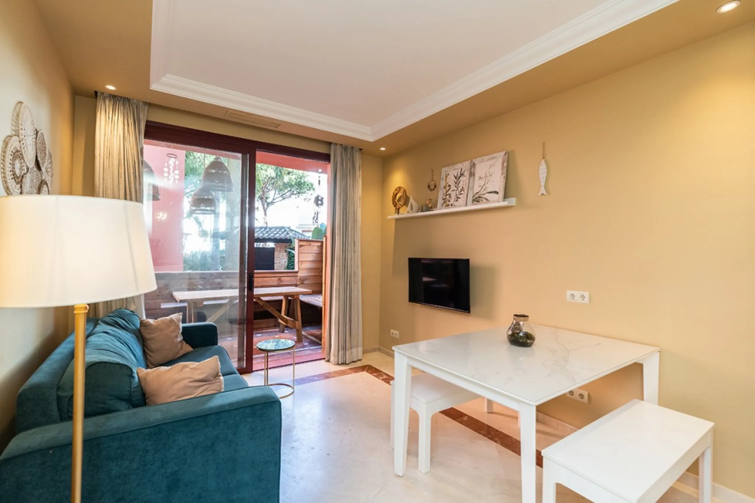 Apartment in Elviria walking distance to the beach in East Marbella offering three bedrooms, two bathrooms, one of them en-suite, a living room with fully equipped open plan kitchen and access to the terrace. The apartment offers AC hot and cold, marble f